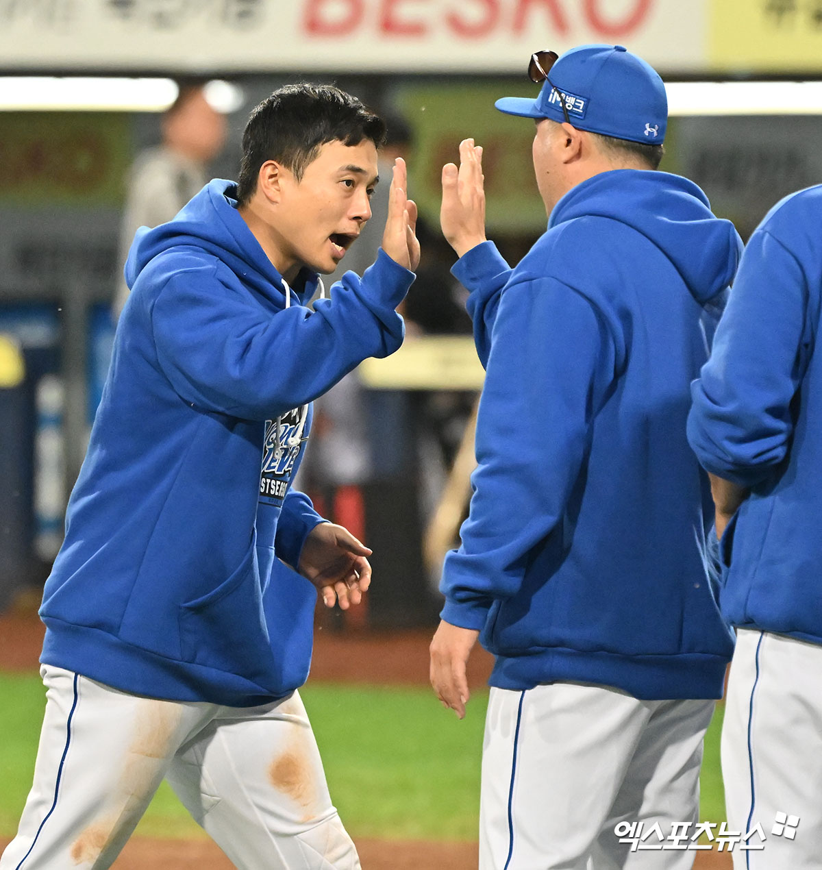 15일 오후 대구삼성라이온즈파크에서 열린 '2024 신한 SOL Bank KBO 포스트시즌' LG 트윈스와 삼성 라이온즈의 플레이오프 2차전 경기, 삼성이 선발 원태인의 호투와 5방의 홈런을 터뜨리며 LG에 10:5 승리를 거두며 한국시리즈행을 눈앞에 뒀다. 이날 경기에서 승리한 삼성 김헌곤이 박진만 감독과 함께 기뻐하고 있다. 대구, 김한준 기자