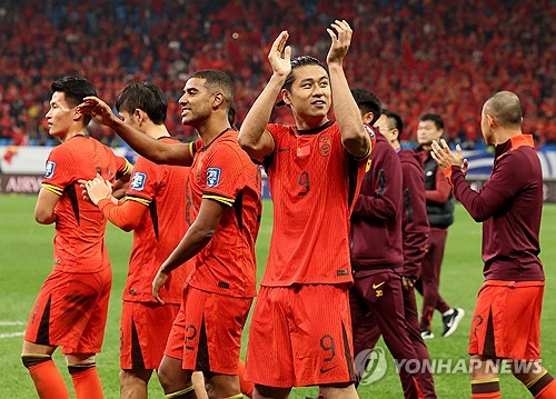 신태용 감독이 이끄는 인도네시아 축구 국가대표팀이 15일(한국시간) 중국 칭다오에 있는 칭다오 유소년 축구 경기장에서 열린 중국과의 2026 국제축구연맹(FIFA) 북중미 월드컵(캐나다-미국-멕시코 공동개최) 아시아 지역 3차 예선 C조 4차전에서 1-2로 패했다.  인도네시아는 앞서 사우디아라비아, 호주, 바레인 등 난적들과 연달아 비기며 승점 3을 챙겼다. 중국은 앞서 3연패를 해 인도네시아가 3차 예선에서 사상 첫 승을 거둘 거란 기대감이 컸다. 하지만 중국의 피지컬에 밀리며 첫 패배를 당했다.  연합뉴스