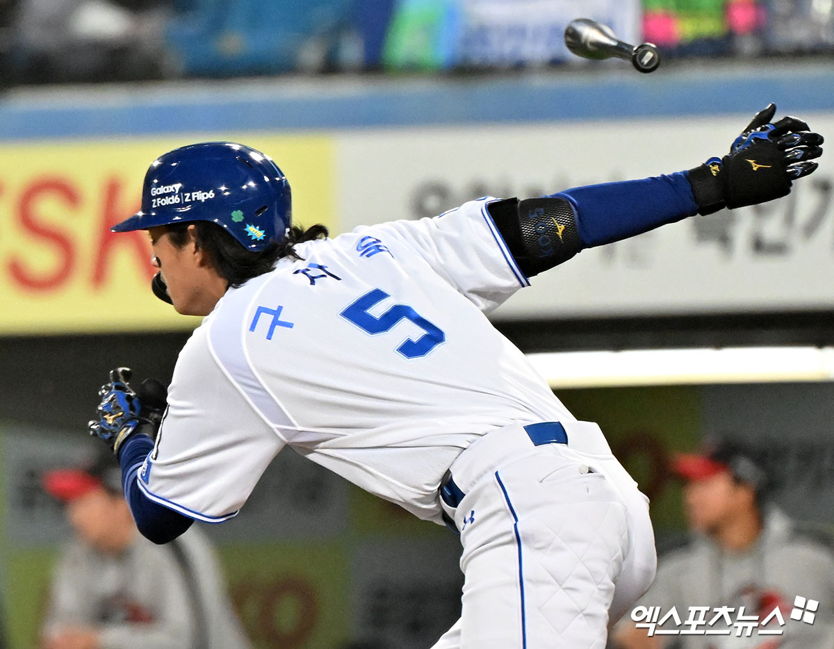 15일 오후 대구삼성라이온즈파크에서 열린 '2024 신한 SOL Bank KBO 포스트시즌' LG 트윈스와 삼성 라이온즈의 플레이오프 2차전 경기, 1회말 2사 삼성 구자욱이 우전안타를 날리고 있다. 엑스포츠뉴스 DB