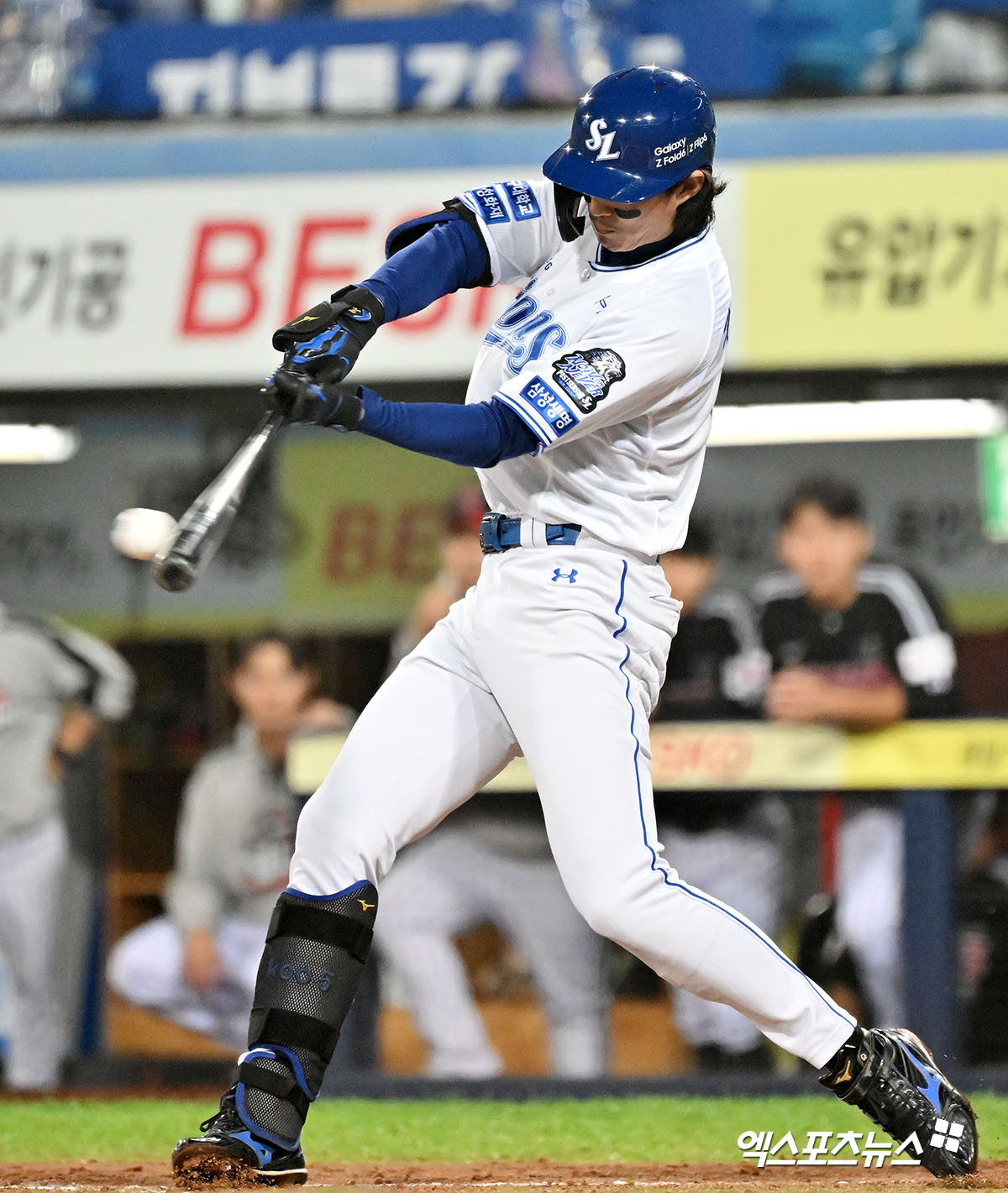 15일 오후 대구삼성라이온즈파크에서 열린 '2024 신한 SOL Bank KBO 포스트시즌' LG 트윈스와 삼성 라이온즈의 플레이오프 2차전 경기, 1회말 2사 삼성 구자욱이 우전안타를 날리고 있다. 엑스포츠뉴스 DB