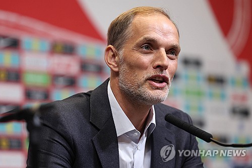 토마스 투헬 감독이 잉글랜드 축구대표팀 차기 감독으로 선임됐다는 소식이 전해진 이후 영국 현지는 투헬 찬성파와 반대파로 나뉘어져 싸우고 있다. 잉글랜드 대표팀이 라이벌인 독일 출신의 감독을 데려오기로 선택한 것의 후폭풍이다. 투헬 감독은 스벤예반 에릭손(스웨덴) 감독과 파비오 카펠로(이탈리아) 감독에 이어 축구 종가 잉글랜드 대표팀 역사상 세 번째 외국인 감독으로 선임됐다. 그는 내년 1월1일부터 잉글랜드를 이끌 예정이다. 사진 연합뉴스