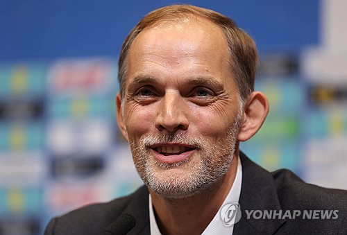 토마스 투헬 감독이 잉글랜드 축구대표팀 차기 감독으로 선임됐다는 소식이 전해진 이후 영국 현지는 투헬 찬성파와 반대파로 나뉘어져 싸우고 있다. 잉글랜드 대표팀이 라이벌인 독일 출신의 감독을 데려오기로 선택한 것의 후폭풍이다. 투헬 감독은 스벤예반 에릭손(스웨덴) 감독과 파비오 카펠로(이탈리아) 감독에 이어 축구 종가 잉글랜드 대표팀 역사상 세 번째 외국인 감독으로 선임됐다. 그는 내년 1월1일부터 잉글랜드를 이끌 예정이다. 사진 연합뉴스