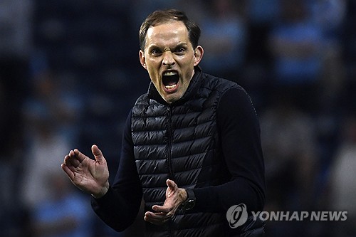 토마스 투헬 감독이 잉글랜드 축구대표팀 차기 감독으로 선임됐다는 소식이 전해진 이후 영국 현지는 투헬 찬성파와 반대파로 나뉘어져 싸우고 있다. 잉글랜드 대표팀이 라이벌인 독일 출신의 감독을 데려오기로 선택한 것의 후폭풍이다. 투헬 감독은 스벤예반 에릭손(스웨덴) 감독과 파비오 카펠로(이탈리아) 감독에 이어 축구 종가 잉글랜드 대표팀 역사상 세 번째 외국인 감독으로 선임됐다. 그는 내년 1월1일부터 잉글랜드를 이끌 예정이다. 사진 연합뉴스