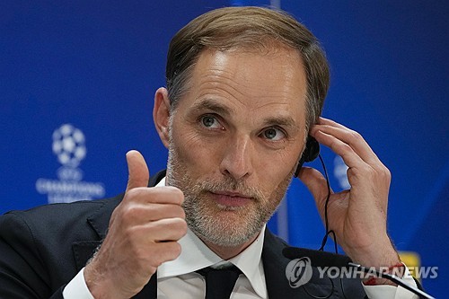 토마스 투헬 감독이 잉글랜드 축구대표팀 차기 감독으로 선임됐다는 소식이 전해진 이후 영국 현지는 투헬 찬성파와 반대파로 나뉘어져 싸우고 있다. 잉글랜드 대표팀이 라이벌인 독일 출신의 감독을 데려오기로 선택한 것의 후폭풍이다. 투헬 감독은 스벤예반 에릭손(스웨덴) 감독과 파비오 카펠로(이탈리아) 감독에 이어 축구 종가 잉글랜드 대표팀 역사상 세 번째 외국인 감독으로 선임됐다. 그는 내년 1월1일부터 잉글랜드를 이끌 예정이다. 사진 연합뉴스