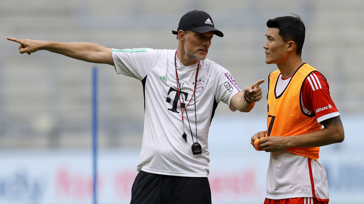 잉글랜드 축구대표팀 감독으로 하필이면 독일인이 선임됐다는 논란이 토마스 투헬 감독 취임으로 불거진 가운데 투헬 감독은 잉글랜드 국가를 부를지 말지 결정하지 않았다고 밝혀 이 역시 도마 위에 올랐다.영국 국가를 부르기도, 안 부르기도 애매한 상황에서 나온 답변이다. 연합뉴스