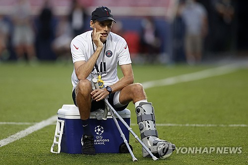 잉글랜드축구협회가 성인 남자대표팀 사령탑으로 토마스 투헬 감독을 선임, 사상 첫 독일인 지도자를 뽑아 논란이 불거지는 가운데 그의 조국 독일에서도 그를 깎아내리는 보도가 적시에 터졌다. 독일 빌트는 '울리회네스 바이에른 뮌헨 회장이 최근 회의에서 투헬을 재앙으로 표현했다'고 보도했다. 연합뉴스