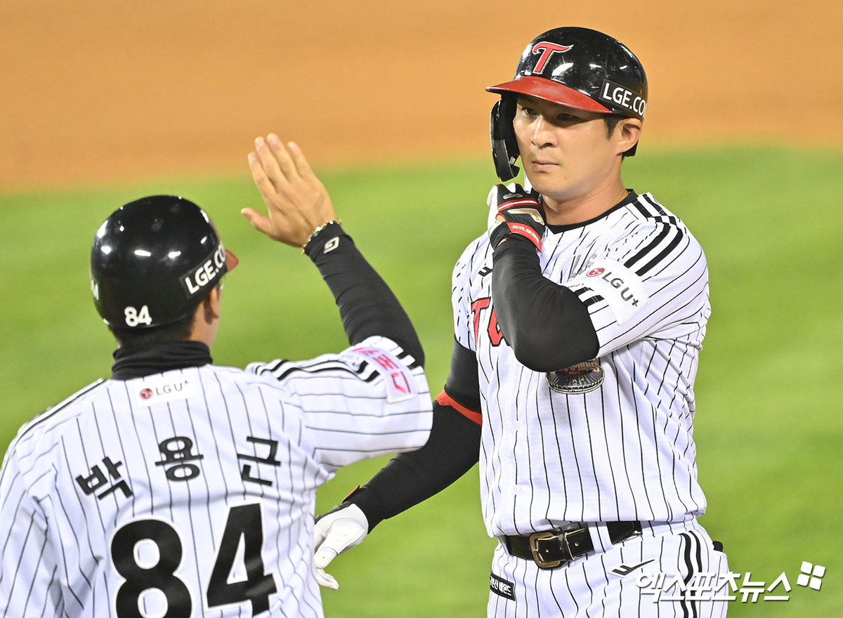 LG 내야수 오지환(오른쪽)은 17일 잠실구장에서 열릴 '2024 신한 SOL Bank KBO 포스트시즌' 삼성과 플레이오프(5전 3승제) 3차전을 승리를 향한 힘찬 각오를 밝혔다. 팀은 현재 시리즈 전적 0-2로 끌려가고 있다. 1패만 더하면, 탈락인 벼랑 끝에 놓였다. 엑스포츠뉴스 DB