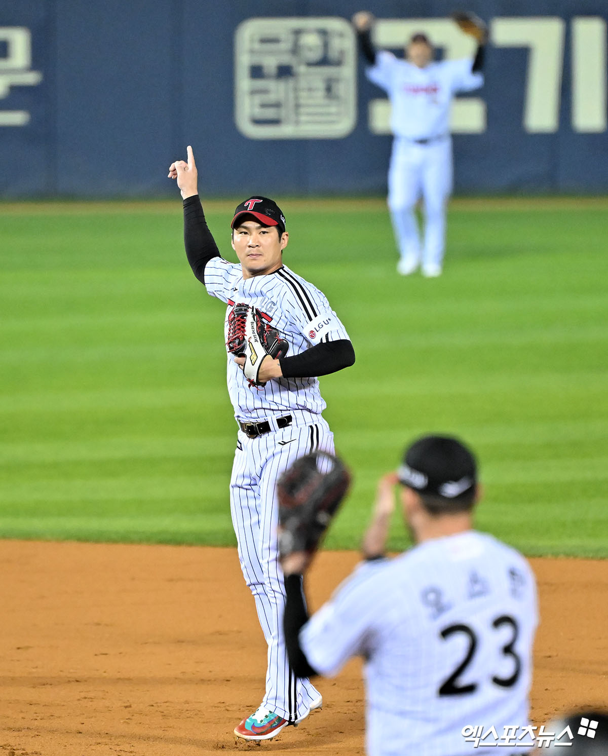 LG 내야수 오지환(왼쪽)은 17일 잠실구장에서 열릴 '2024 신한 SOL Bank KBO 포스트시즌' 삼성과 플레이오프(5전 3승제) 3차전을 승리를 향한 힘찬 각오를 밝혔다. 팀은 현재 시리즈 전적 0-2로 끌려가고 있다. 1패만 더하면, 탈락인 벼랑 끝에 놓였다. 엑스포츠뉴스 DB