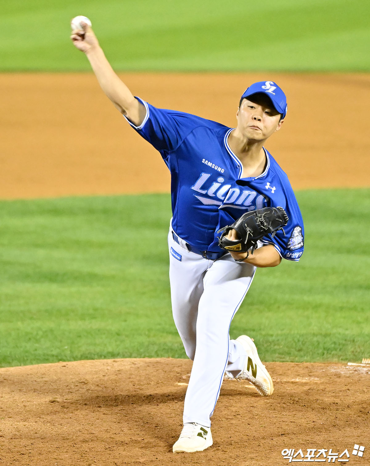 17일 오후 서울 송파구 잠실야구장에서 열린 '2024 신한 SOL Bank KBO 포스트시즌' 삼성 라이온즈와 LG 트윈스의 플레이오프 3차전 경기, 5회말 2사 1,2루 삼성 김윤수가 공을 힘차게 던지고 있다. 잠실, 김한준 기자