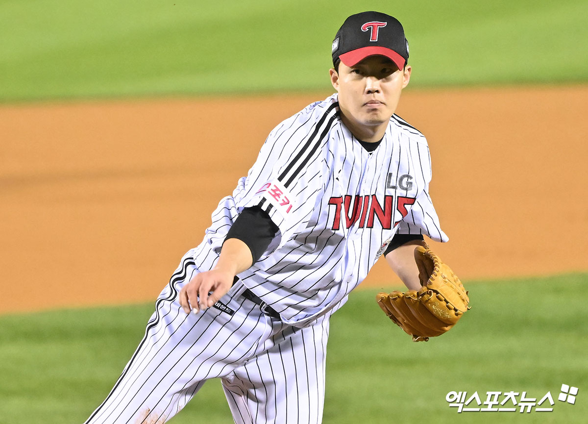 LG 투수 임찬규는 17일 잠실구장에서 열린 '2024 신한 SOL Bank KBO 포스트시즌' 삼성과 플레이오프(5전 3승제) 3차전에서 선발 등판했다. 이날 5⅓이닝 무실점으로 호투를 펼쳐 승리의 발판을 만들었다. 잠실, 김한준 기자