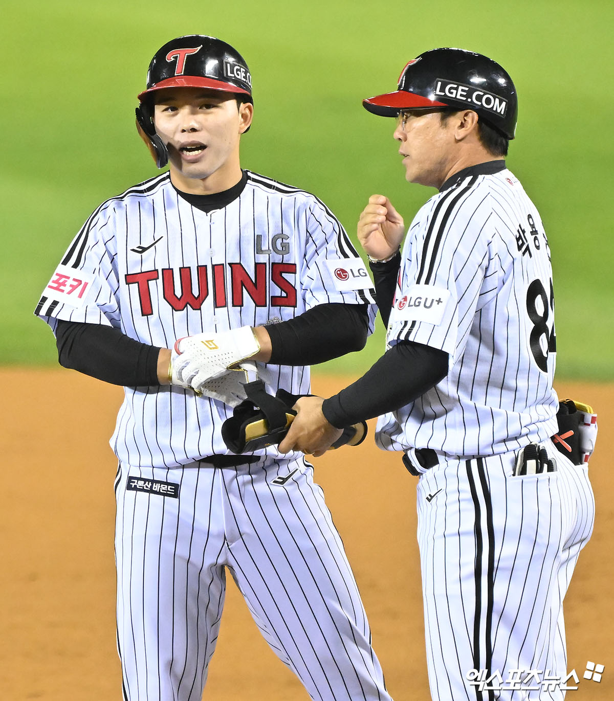 LG 외야수 문성주(왼쪽)는 17일 잠실구장에서 열린 '2024 신한 SOL Bank KBO 포스트시즌' 삼성과 플레이오프(5전 3승제) 3차전에서 9번 지명타자로 선발 출전했다. 5회말 1사 2루에서 좌전 안타를 쳐 득점 기회를 이어갔다. 잠실, 김한준 기자