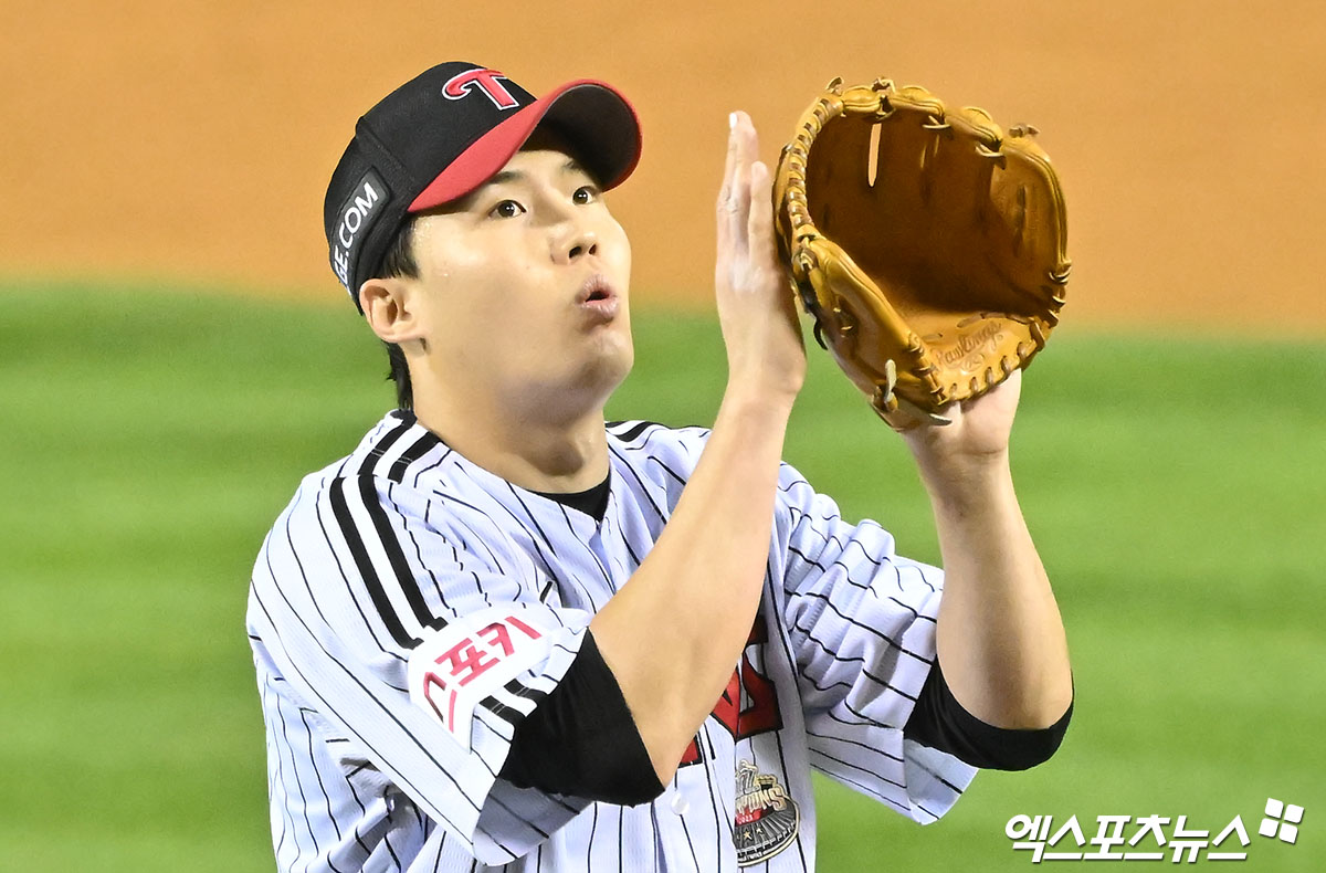 LG 투수 임찬규는 17일 잠실구장에서 열린 '2024 신한 SOL Bank KBO 포스트시즌' 삼성과 플레이오프(5전 3승제) 3차전에서 선발 등판했다. 이날 5⅓이닝 무실점으로 호투를 펼쳐 승리의 발판을 만들었다. 잠실, 김한준 기자