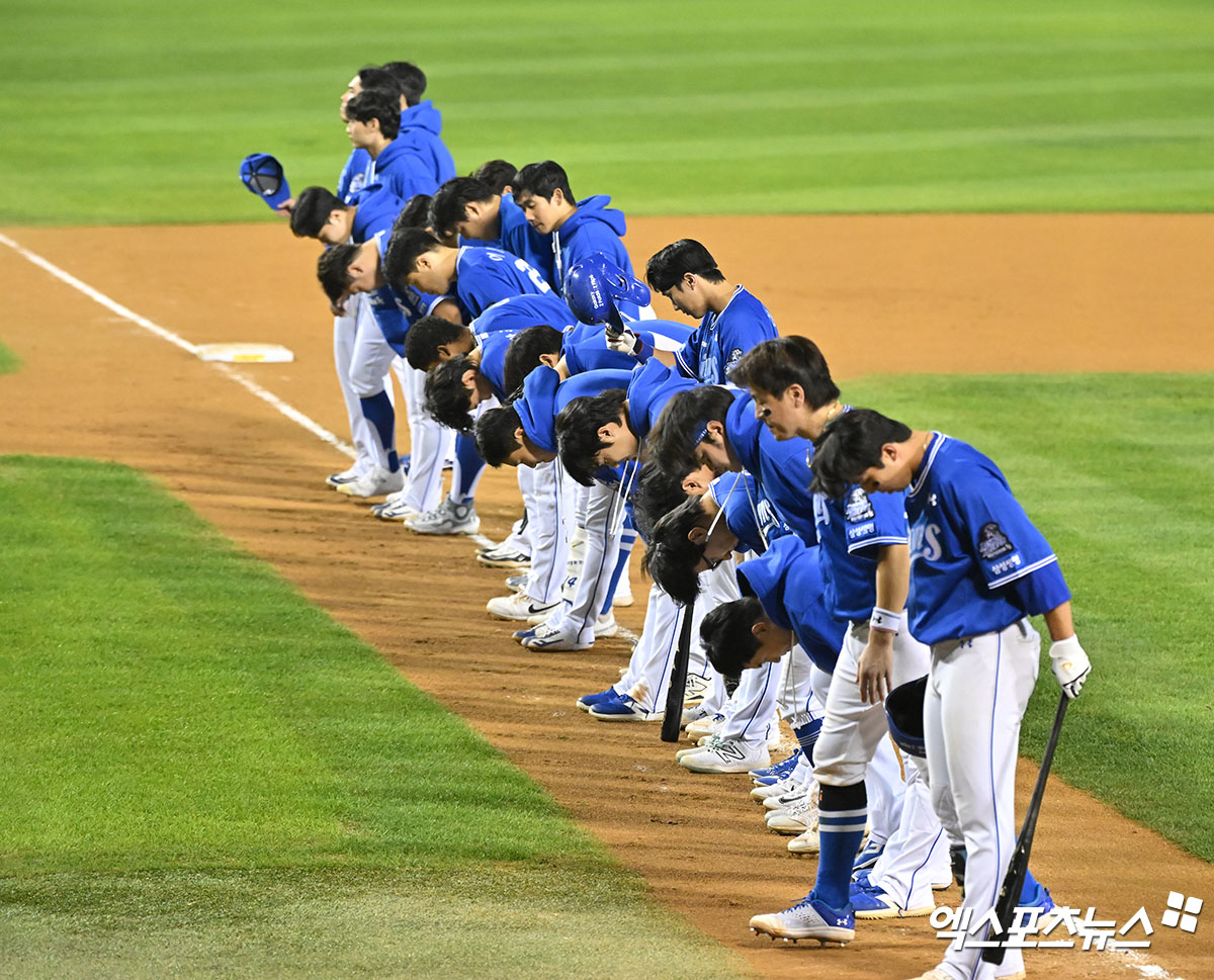 17일 오후 서울 송파구 잠실야구장에서 열린 '2024 신한 SOL Bank KBO 포스트시즌' 삼성 라이온즈와 LG 트윈스의 플레이오프 3차전 경기, LG가 선발 임찬규와 에르난데스의 완벽투에 힘입어 삼성에 1:0으로 승리하며 승부를 4차전으로 끌고갔다.  경기종료 후 삼성 선수단이 관중석을 향해 인사를 하고 있다. 잠실, 김한준 기자