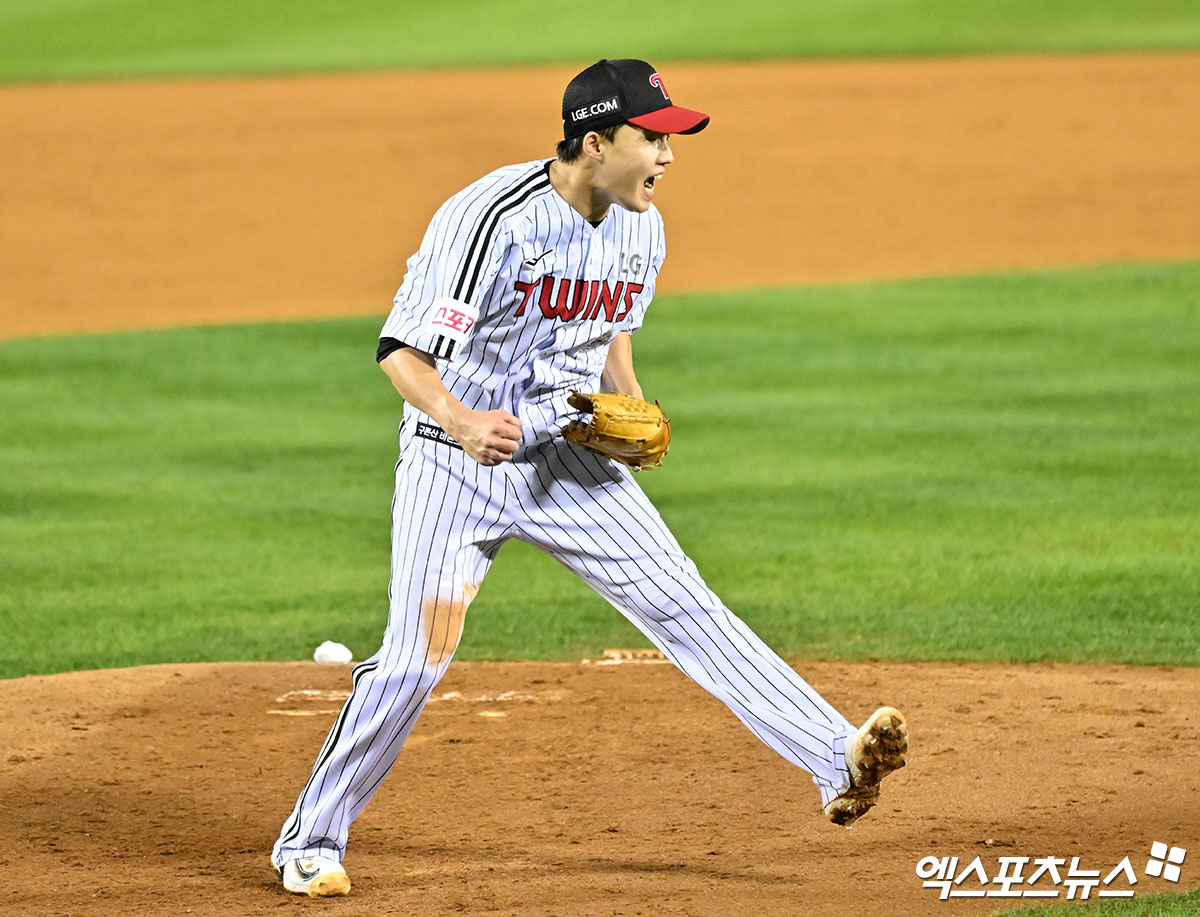 LG 투수 임찬규는 17일 잠실구장에서 열린 '2024 신한 SOL Bank KBO 포스트시즌' 삼성과 플레이오프(5전 3승제) 3차전에서 선발 등판했다. 이날 5⅓이닝 무실점으로 호투를 펼쳐 승리의 발판을 만들었다. 잠실, 김한준 기자