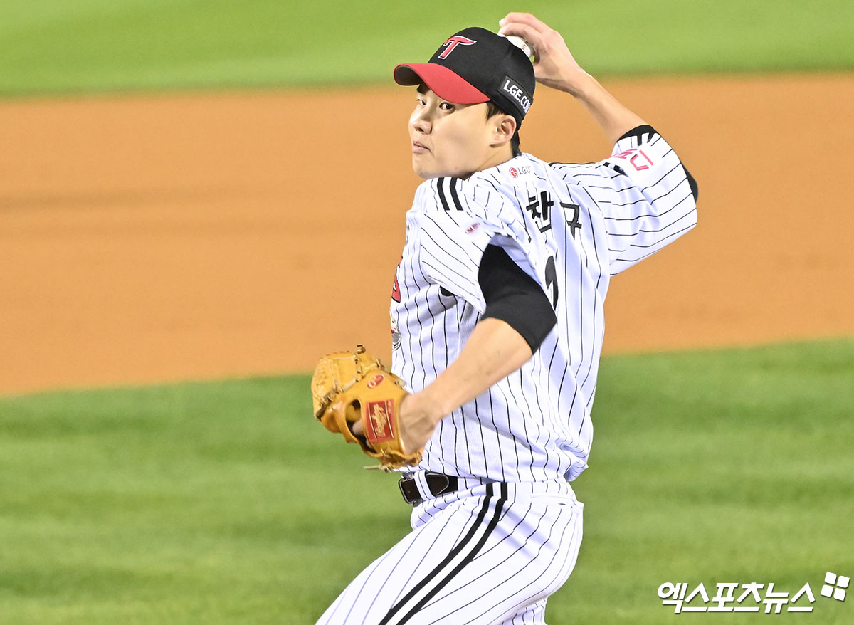 LG 투수 임찬규는 17일 잠실구장에서 열린 '2024 신한 SOL Bank KBO 포스트시즌' 삼성과 플레이오프(5전 3승제) 3차전에서 선발 등판했다. 이날 5⅓이닝 무실점으로 호투를 펼쳐 승리의 발판을 만들었다. 잠실, 김한준 기자