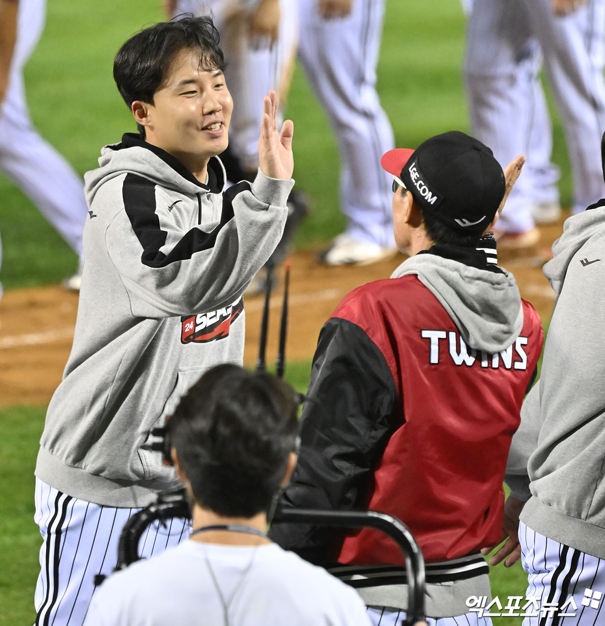 LG 투수 임찬규(왼쪽)는 17일 잠실구장에서 열린 '2024 신한 SOL Bank KBO 포스트시즌' 삼성과 플레이오프(5전 3승제) 3차전에서 선발 등판했다. 이날 5⅓이닝 무실점으로 호투를 펼쳐 승리의 발판을 만들었다. 잠실, 김한준 기자