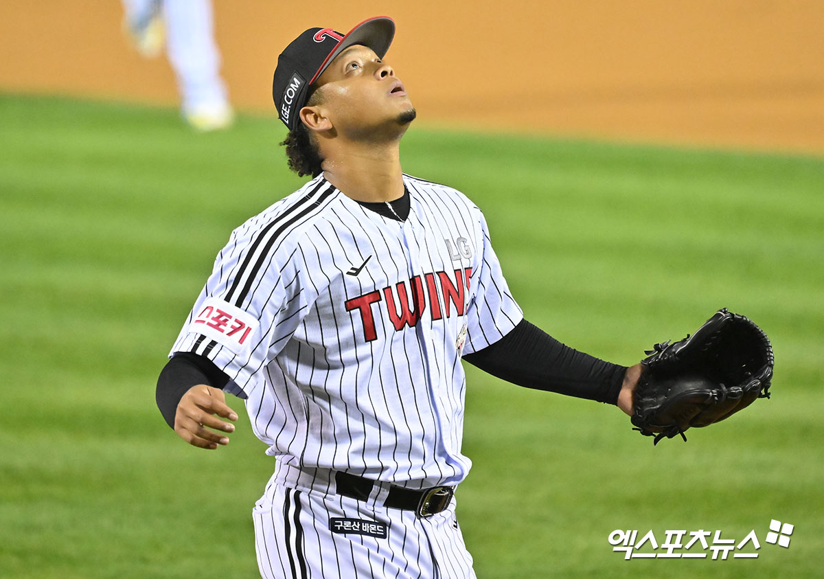 LG 투수 에르난데스는 17일 잠실구장에서 열린 '2024 신한 SOL Bank KBO 포스트시즌' 삼성과 플레이오프(5전 3승제) 3차전에서 구원 등판했다. 이날 3⅔이닝 무실점 인상적인 투구로 승리를 지켰다. 잠실, 김한준 기자