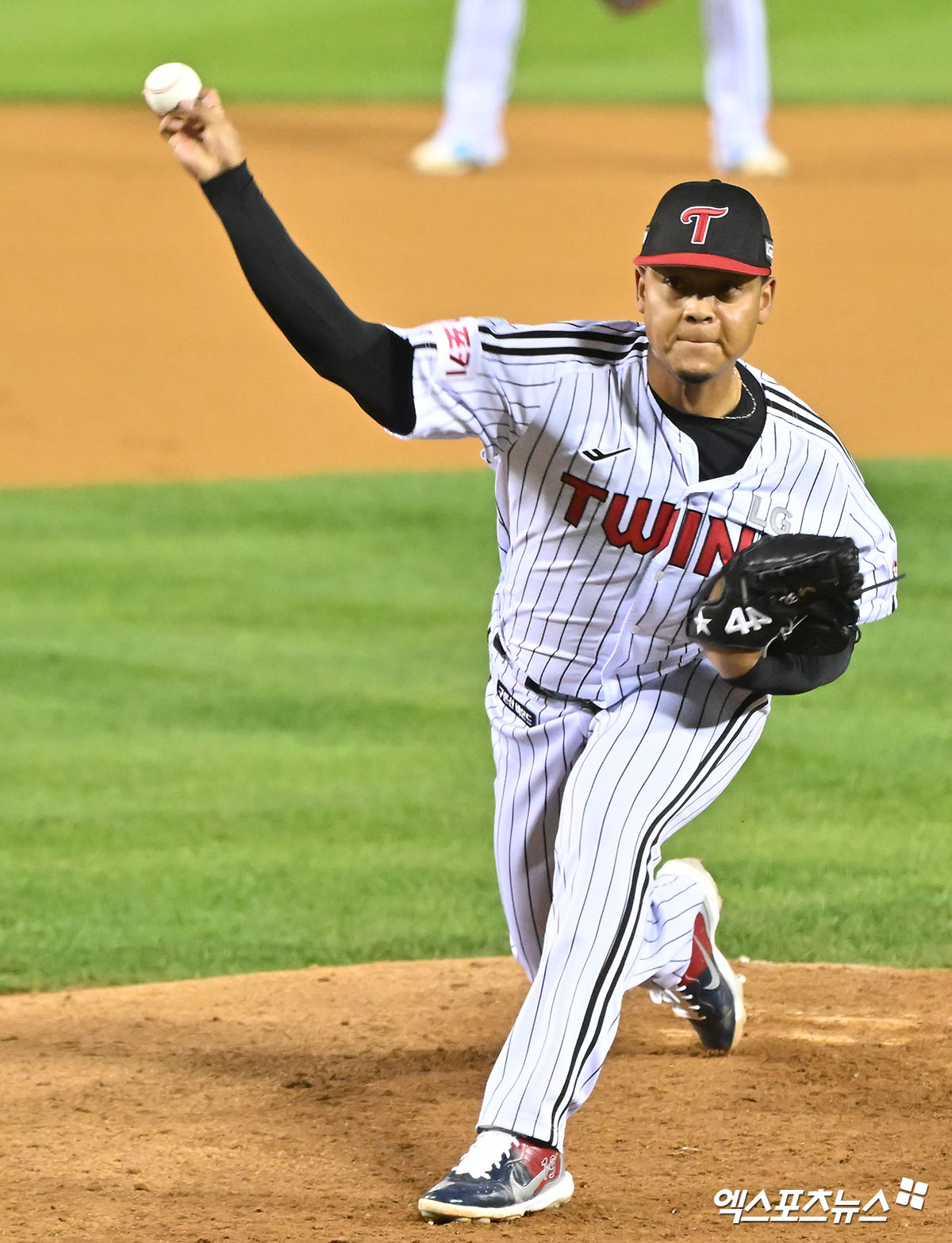 LG 투수 에르난데스는 17일 잠실구장에서 열린 '2024 신한 SOL Bank KBO 포스트시즌' 삼성과 플레이오프(5전 3승제) 3차전에서 구원 등판했다. 이날 3⅔이닝 무실점 인상적인 투구로 승리를 지켰다. 잠실, 김한준 기자