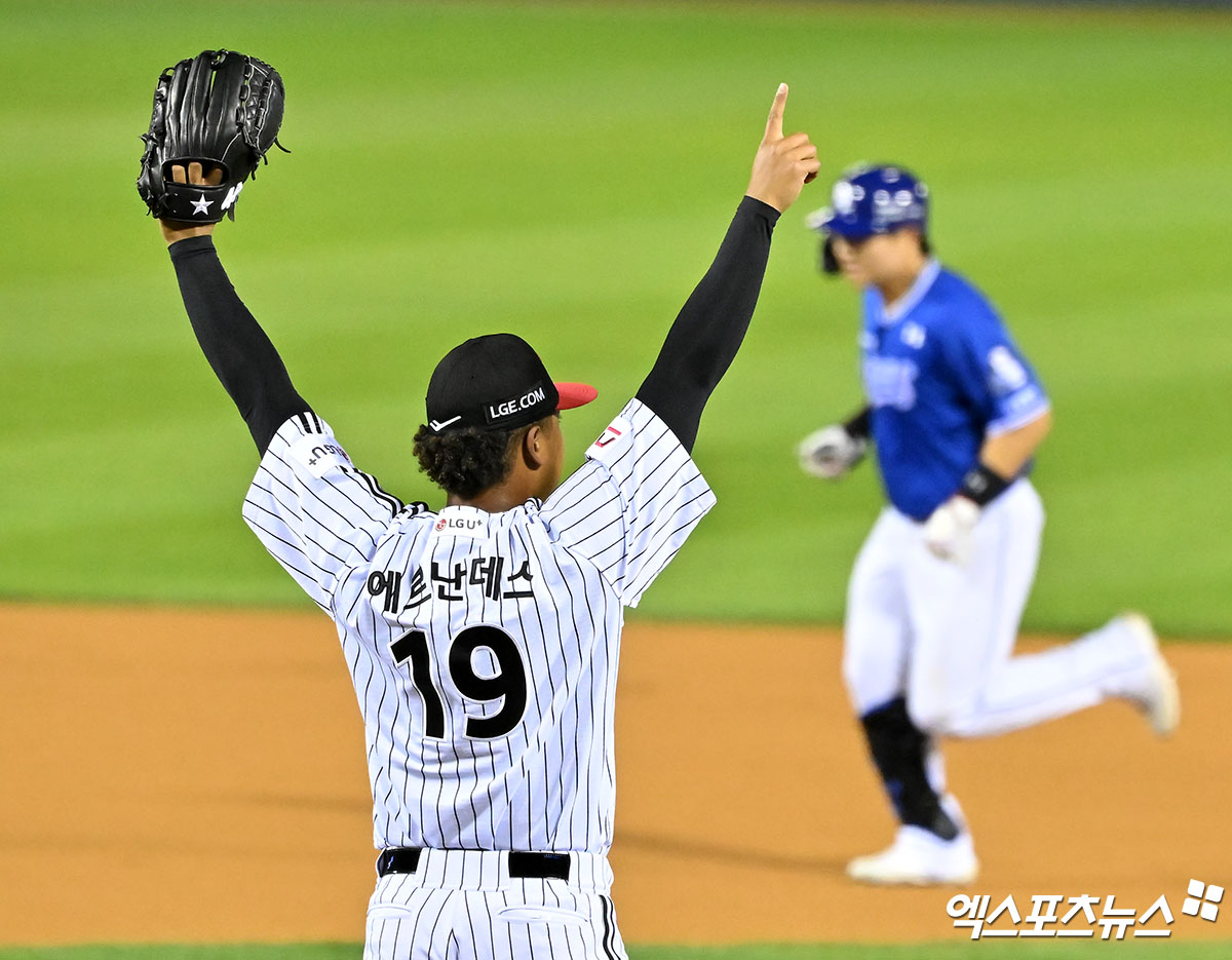 LG 투수 에르난데스는 17일 잠실구장에서 열린 '2024 신한 SOL Bank KBO 포스트시즌' 삼성과 플레이오프(5전 3승제) 3차전에서 구원 등판했다. 이날 3⅔이닝 무실점 인상적인 투구로 승리를 지켰다. 잠실, 김한준 기자