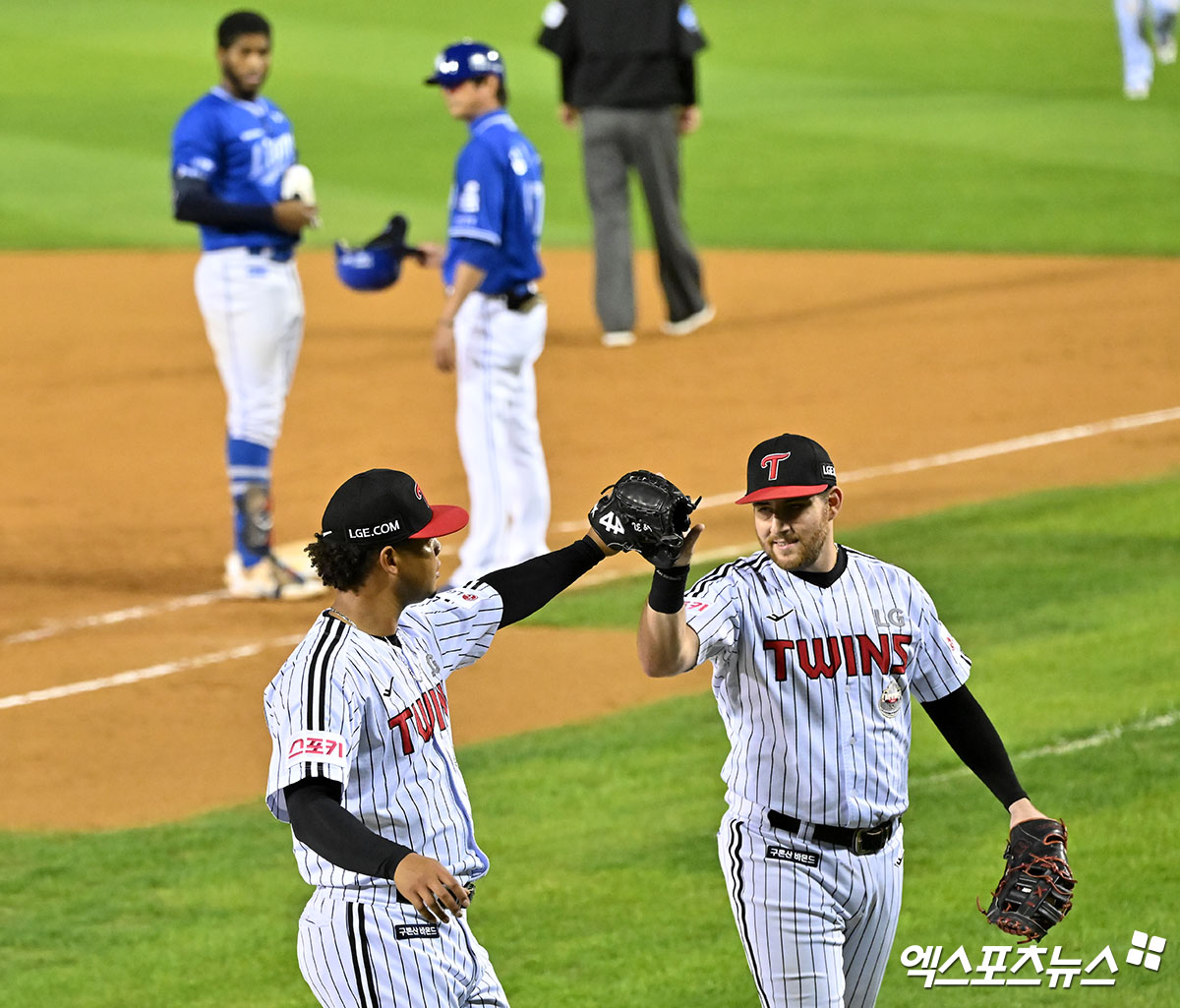 LG 투수 에르난데스는 17일 잠실구장에서 열린 '2024 신한 SOL Bank KBO 포스트시즌' 삼성과 플레이오프(5전 3승제) 3차전에서 구원 등판했다. 이날 3⅔이닝 무실점 인상적인 투구로 승리를 지켰다. 잠실, 김한준 기자