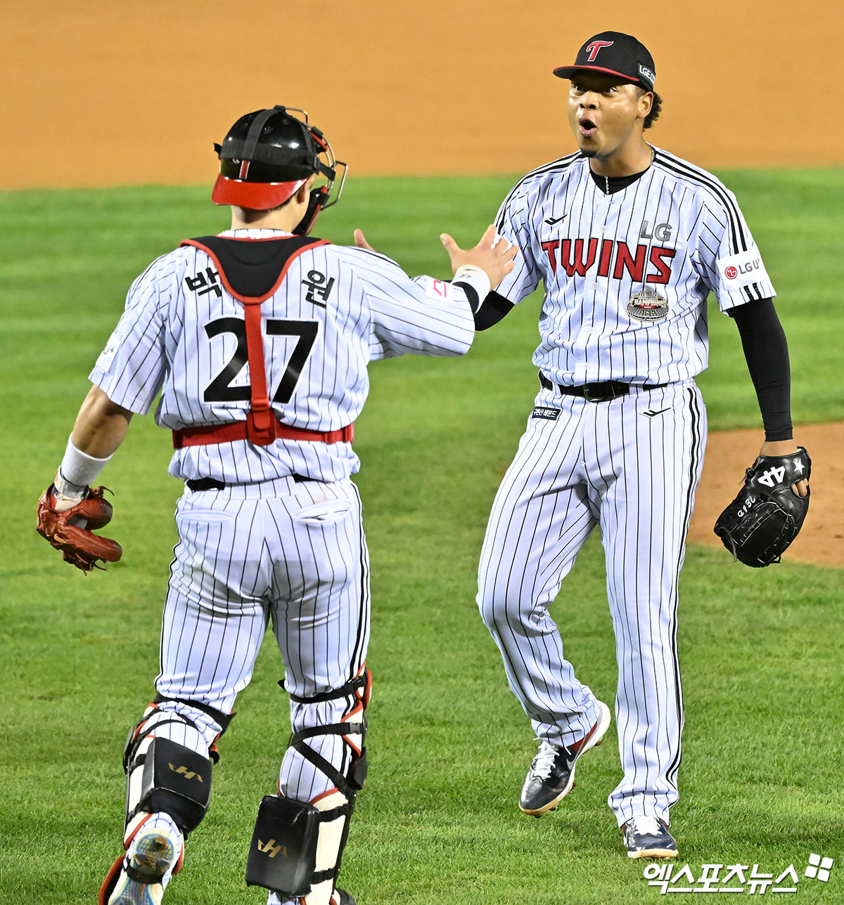 LG 투수 에르난데스(오른쪽)는 17일 잠실구장에서 열린 '2024 신한 SOL Bank KBO 포스트시즌' 삼성과 플레이오프(5전 3승제) 3차전에서 구원 등판했다. 이날 3⅔이닝 무실점 인상적인 투구로 승리를 지켰다. 잠실, 김한준 기자