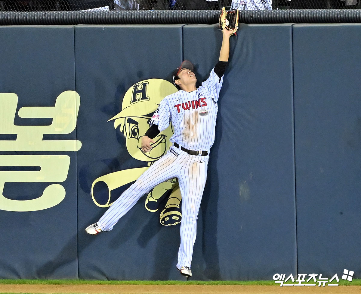 LG 외야수 홍창기는 17일 잠실구장에서 열린 '2024 신한 SOL Bank KBO 포스트시즌' 삼성과 플레이오프(5전 3승제) 3차전에서 1번타자 우익수로 선발 출전했다. 6회초 윤정빈의 타구를 끝까지 쫓아 포구해 구원 투수 에르난데스의 어깨를 가볍게 했다. 잠실, 김한준 기자