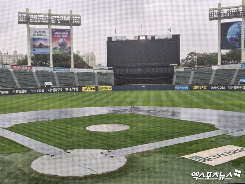 18일 서울 잠실야구장에서 열릴 예정인 LG 트윈스와 삼성 라이온즈의 2024 신한 SOL Bank KBO 포스트시즌 플레이오프(5전 3승제) 4차전이 우천으로 정상 진행이 불투명하다. 사진 엑스포츠뉴스