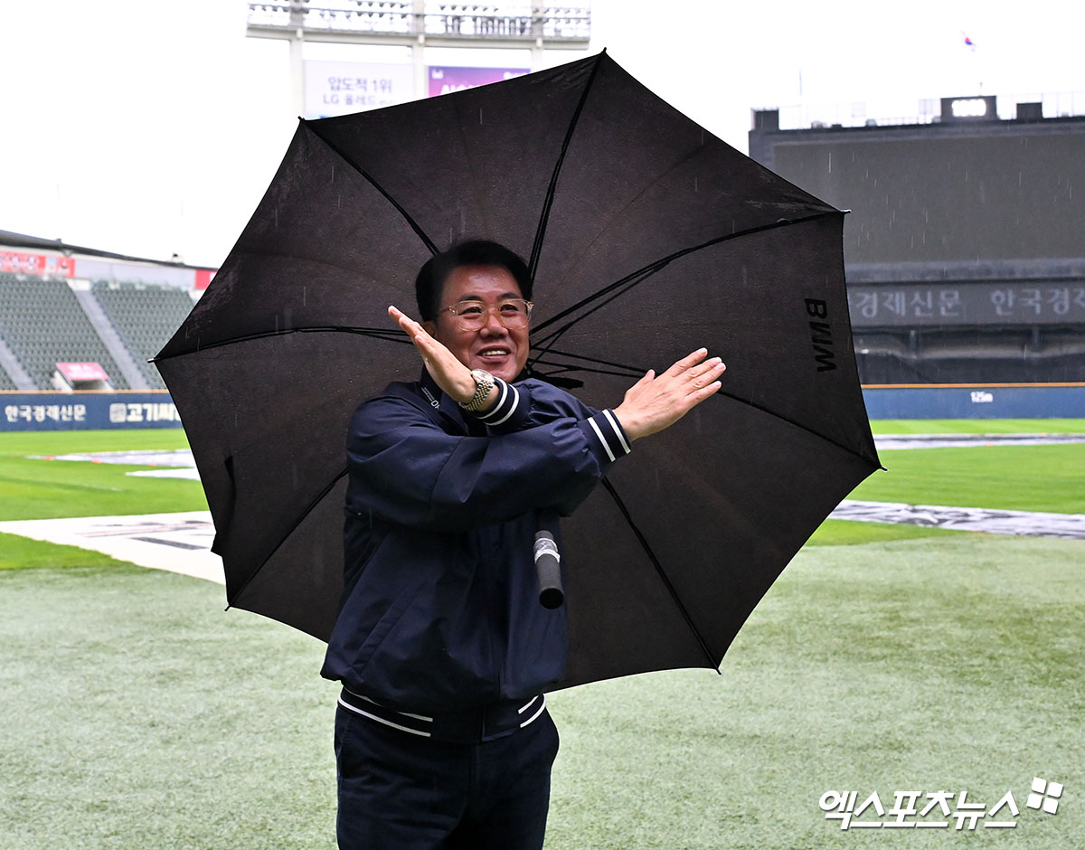 김시진 KBO 경기 감독관이 18일 서울 잠실야구장에서 열릴 예정이었던 LG와 삼성의 2024 신한 SOL Bank KBO 포스트시즌 플레이오프(5전 3승제) 4차전의 우천 취소 결정을 내리고 있다. 사진 김한준 기자