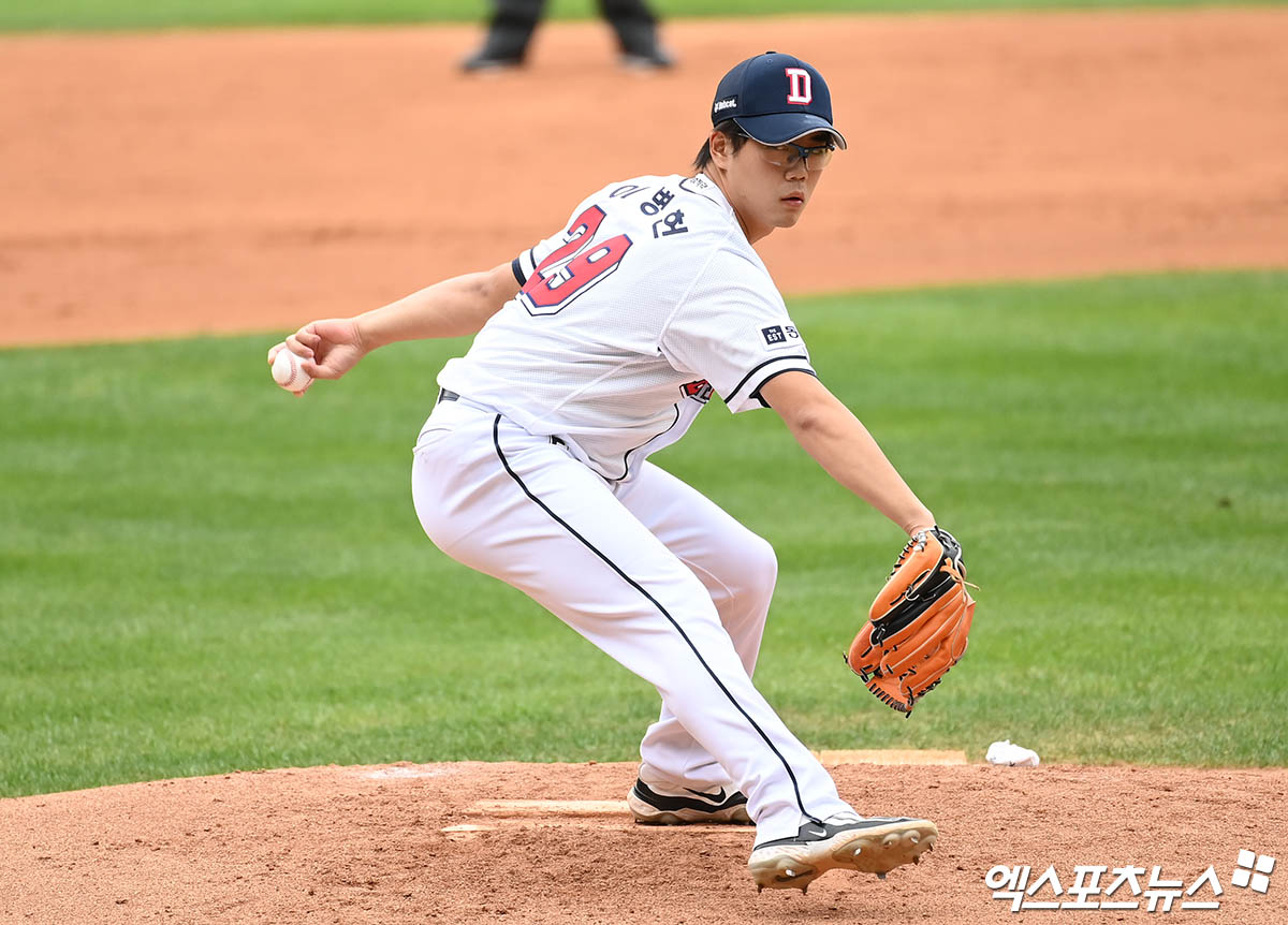 3일 오후 서울 송파구 잠실야구장에서 열린 '2024 신한 SOL Bank KBO 포스트시즌' KT 위즈와 두산 베어스의 와일드카드 결정전 2차전 경기, 5회초 2사 만루 두산 이병헌이 역투하고 있다. 엑스포츠뉴스 DB