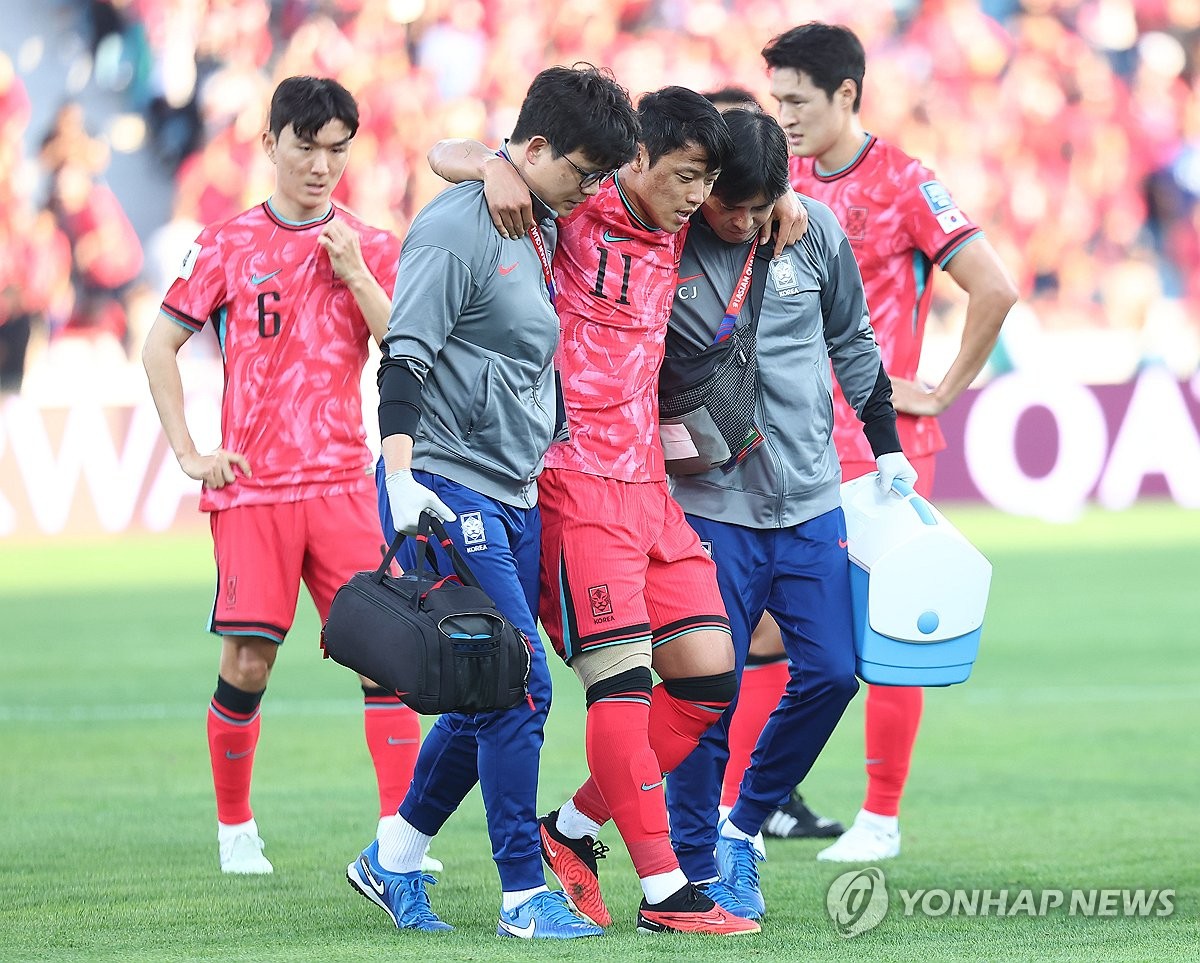 울버햄프턴의 게리 오닐 감독이 황희찬이 당분간 결장한다고 밝혔다. 국가대항전 기간 동안 국가대표팀에 차출된 선수가 큰 부상을 입고 돌아오는 건 클럽 감독 입장에서 겪을 수 있는 최악의 일이다. 특히 지난 시즌 울버햄프턴 최고의 선수였던 황희찬이 시즌 초반 부진을 면치 못하고 있는 가운데 부상까지 겹치면서 순위를 끌어올려야 하는 울버햄프턴은 골머리를 앓게 됐다. 사진 연합뉴스