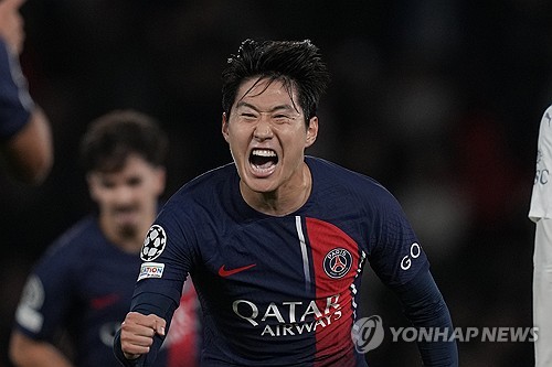 파리 생제르맹(PSG)이 바르셀로나의 특급 유망주 라민 야말을 영입하기 위해 천문학적인 이적료를 제안했던 것으로 드러났다. 바르셀로나의 후안 라포르타 회장이 직접 밝힌 내용이다. 현지 언론 보도에 따르면 라포르타 회장은 기자회견에서 라민 야말에 대한 2억 5000만 유로(약 3720억원) 상당의 입찰을 제안받았지만 거절했다고 밝혔다. 현지에서는 야말을 영입하려고 시도한 구단이 이강인의 소속팀인 PSG라고 생각하고 있다. 사진 연합뉴스