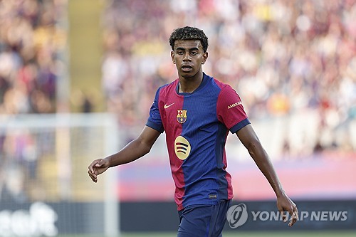 파리 생제르맹(PSG)이 바르셀로나의 특급 유망주 라민 야말을 영입하기 위해 천문학적인 이적료를 제안했던 것으로 드러났다. 바르셀로나의 후안 라포르타 회장이 직접 밝힌 내용이다. 현지 언론 보도에 따르면 라포르타 회장은 기자회견에서 라민 야말에 대한 2억 5000만 유로(약 3720억원) 상당의 입찰을 제안받았지만 거절했다고 밝혔다. 현지에서는 야말을 영입하려고 시도한 구단이 이강인의 소속팀인 PSG라고 생각하고 있다. 사진 연합뉴스