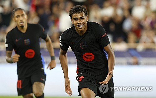 파리 생제르맹(PSG)이 바르셀로나의 특급 유망주 라민 야말을 영입하기 위해 천문학적인 이적료를 제안했던 것으로 드러났다. 바르셀로나의 후안 라포르타 회장이 직접 밝힌 내용이다. 현지 언론 보도에 따르면 라포르타 회장은 기자회견에서 라민 야말에 대한 2억 5000만 유로(약 3720억원) 상당의 입찰을 제안받았지만 거절했다고 밝혔다. 현지에서는 야말을 영입하려고 시도한 구단이 이강인의 소속팀인 PSG라고 생각하고 있다. 사진 연합뉴스