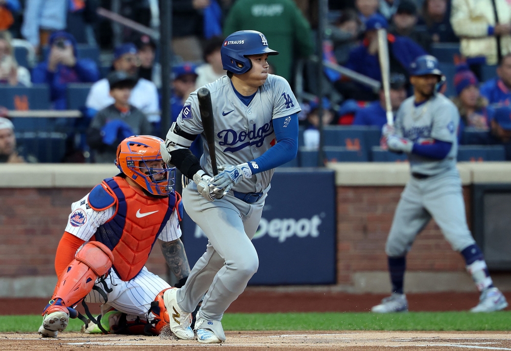 19일 미국 뉴욕주 플러싱의 시티필드에서 열린 2024 미국프로야구 메이저리그(MLB) 포스트시즌 내셔널리그 챔피언십시리즈(NLCS·7전4선승재) LA 다저스와 뉴욕 메츠의 5차전 경기, 메츠가 타선의 활약에 힘입어 다저스를 12:6으로 제압했다. 1회초 무사 다저스 오타니가 안타를 치고 있다. AFP 연합뉴스