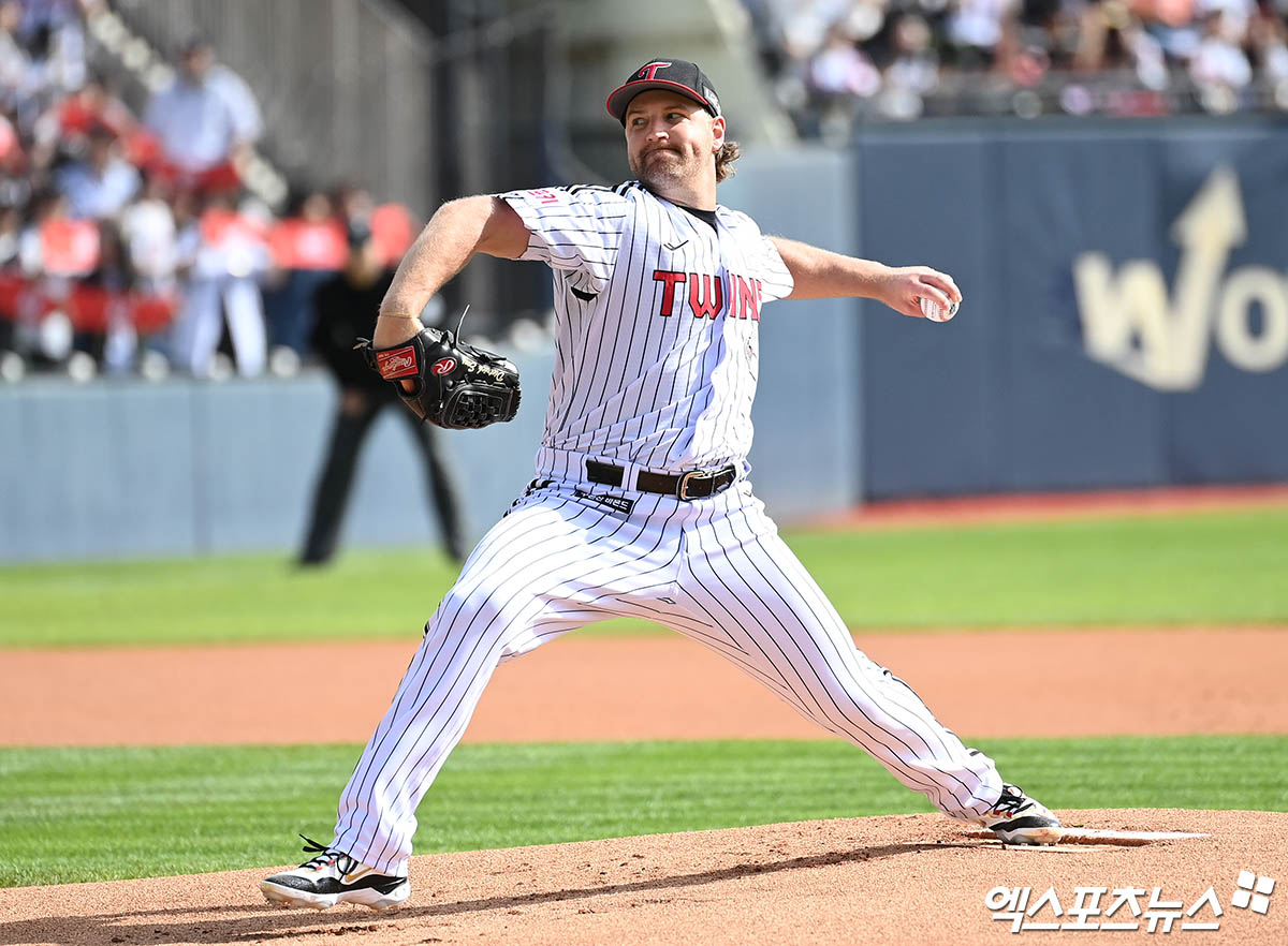 LG 투수 엔스는 19일 잠실구장에서 열릴 '2024 신한 SOL Bank KBO 포스트시즌' 삼성과 플레이오프(5전 3승제) 4차전에서 선발 등판할 예정이다. 이제는 결과를 보여야 할 엔스다. 엑스포츠뉴스 DB