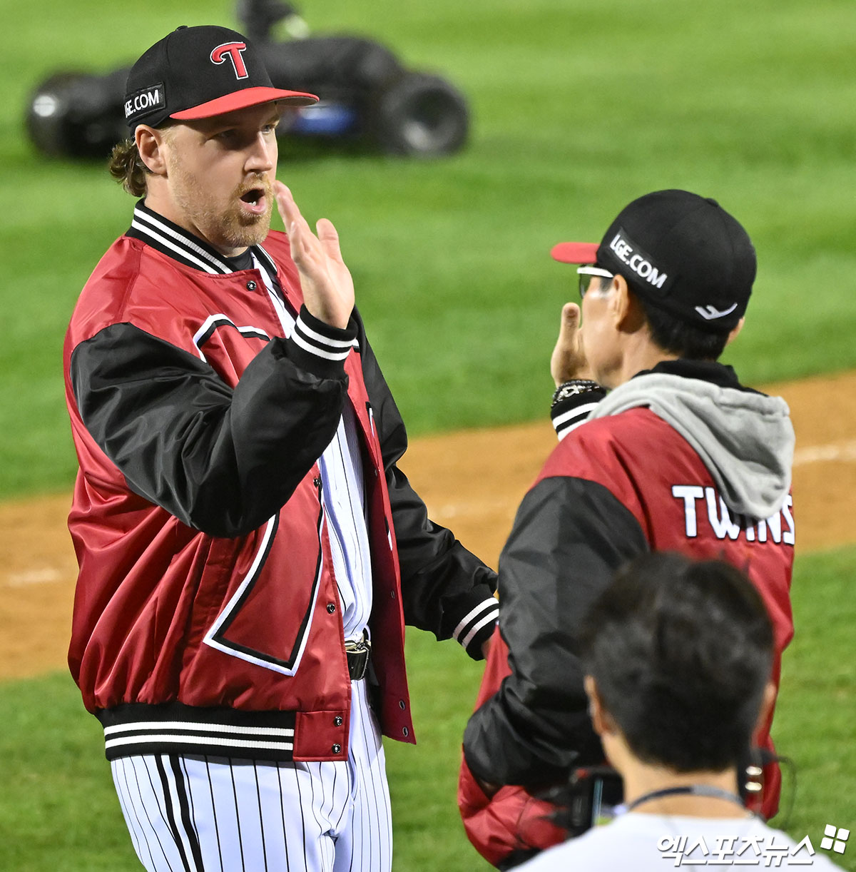 LG 투수 엔스(왼쪽)는 19일 잠실구장에서 열릴 '2024 신한 SOL Bank KBO 포스트시즌' 삼성과 플레이오프(5전 3승제) 4차전에서 선발 등판할 예정이다. 이제는 결과를 보여야 할 엔스다. 엑스포츠뉴스 DB