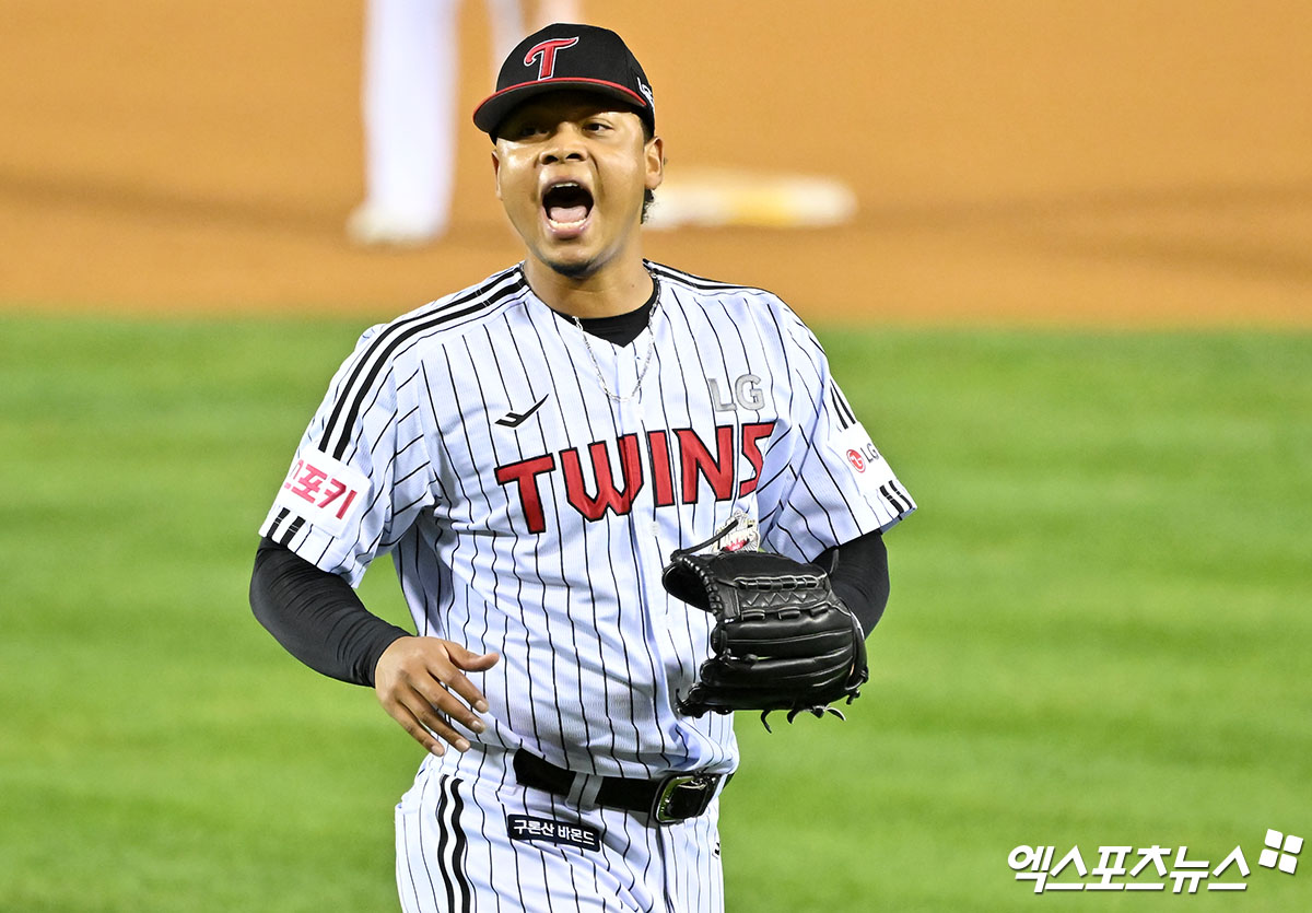 LG 투수 에르난데스는 19일 잠실구장에서 열릴 '2024 신한 SOL Bank KBO 포스트시즌' 삼성과 플레이오프(5전 3승제) 4차전을 앞두고 취재진을 만났다. 그는 이 자리에서 4차전 등판 여부를 명확하게 밝히지 않았다. 에르난데스는 이날 경기에 등판할까. 엑스포츠뉴스 DB