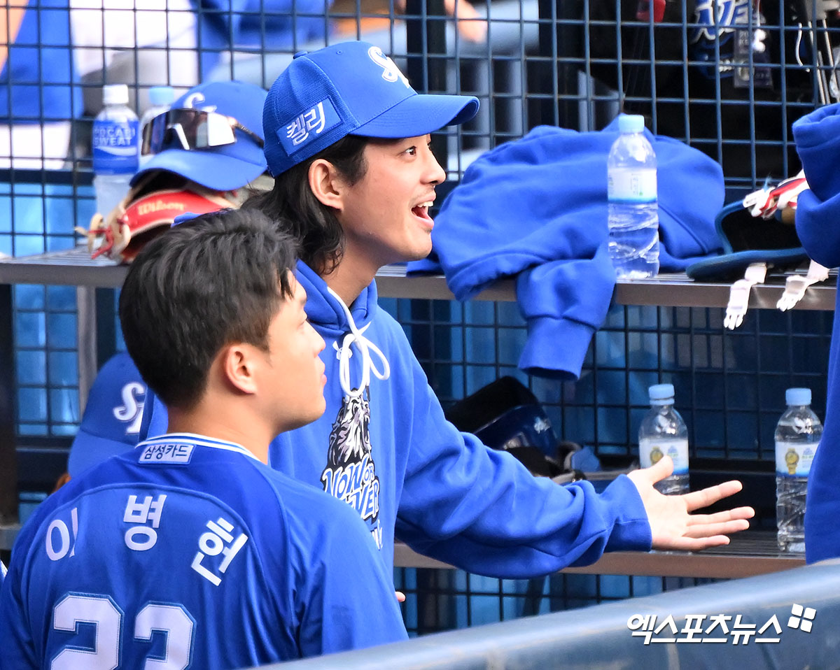 삼성 외야수 구자욱은 19일 잠실구장에서 열린 '2024 신한 SOL Bank KBO 포스트시즌' LG와 플레이오프(5전 3승제) 4차전을 앞두고 벤치에서 출전을 대기했다. 현재 왼쪽 무릎 내측 인대 미세 손상이 있지만, 대타로는 출전 가능하다. 잠실, 김한준 기자