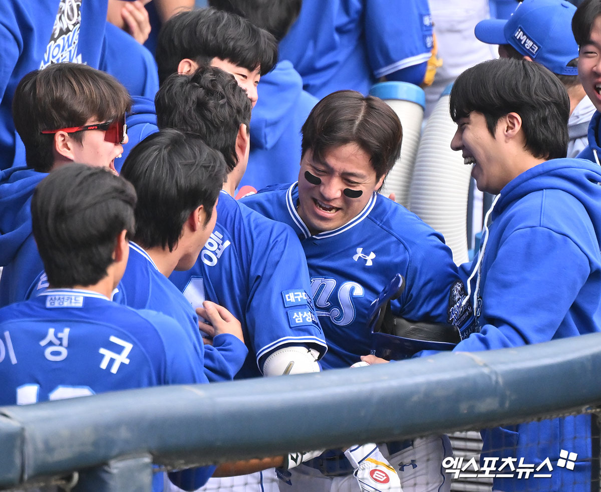 성 포수 강민호는 19일 잠실구장에서 열린 '2024 신한 SOL Bank KBO 포스트시즌' LG와 플레이오프(5전 3승제) 4차전에서 7번타자 포수로 선발 출전했다. 도루 저지 2개는 물론, 8회초 답답한 흐름을 깬 솔로포를 터트려 팀 승리에 힘을 보탰다. 잠실, 김한준 기자