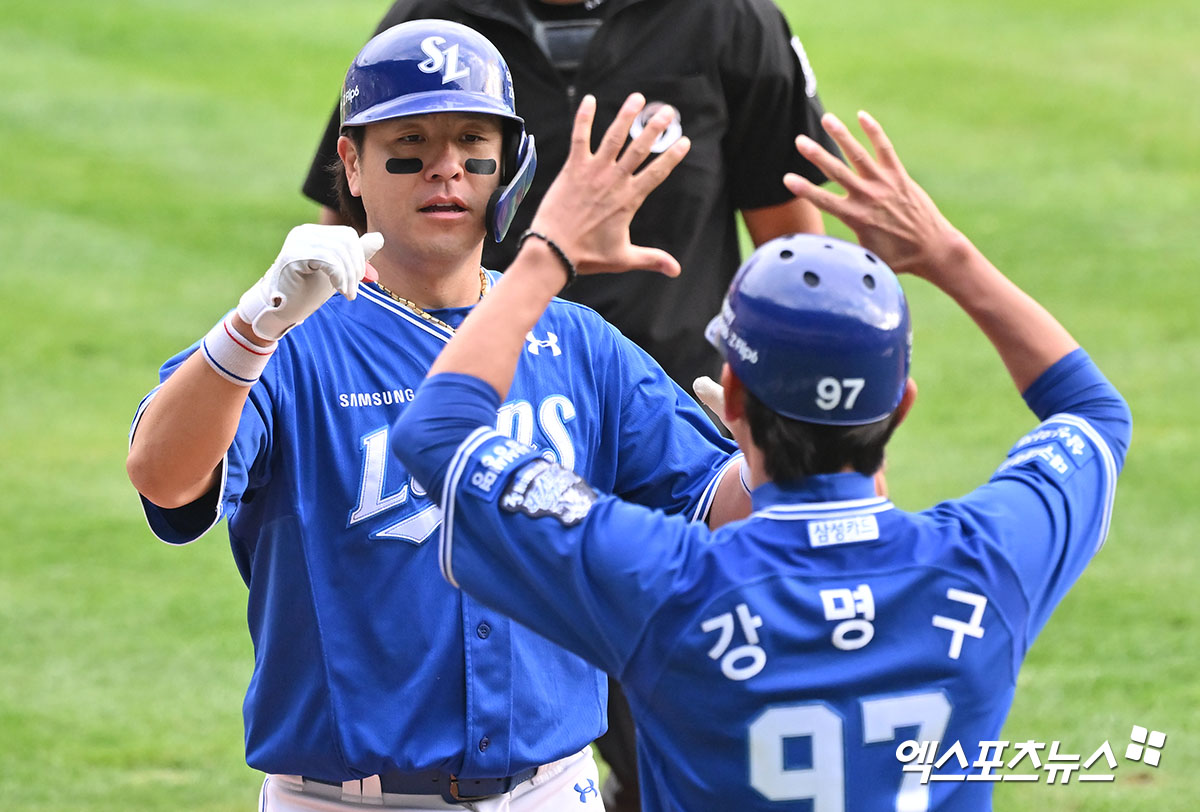 삼성 포수 강민호(왼쪽)는 19일 잠실구장에서 열린 '2024 신한 SOL Bank KBO 포스트시즌' LG와 플레이오프(5전 3승제) 4차전에서 7번타자 포수로 선발 출전했다. 도루 저지 2개는 물론, 8회초 답답한 흐름을 깬 솔로포를 터트려 팀 승리에 힘을 보탰다. 잠실, 김한준 기자