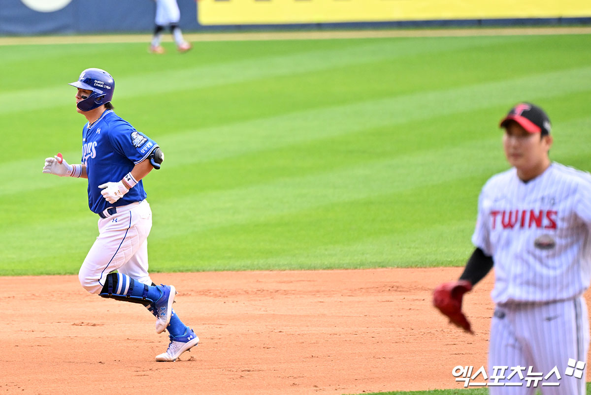 LG 투수 손주영은 19일 잠실구장에서 열린 '2024 신한 SOL Bank KBO 포스트시즌' 삼성과 플레이오프(5전 3승제) 4차전에서 구원 등판했다. 8회초 강민호에게 솔로포를 헌납해 1⅔이닝 1실점을 기록했다. 포스트시즌 내내 활약했던 손주영에게는 아쉬운 피홈런 하나였다. 잠실, 김한준 기자