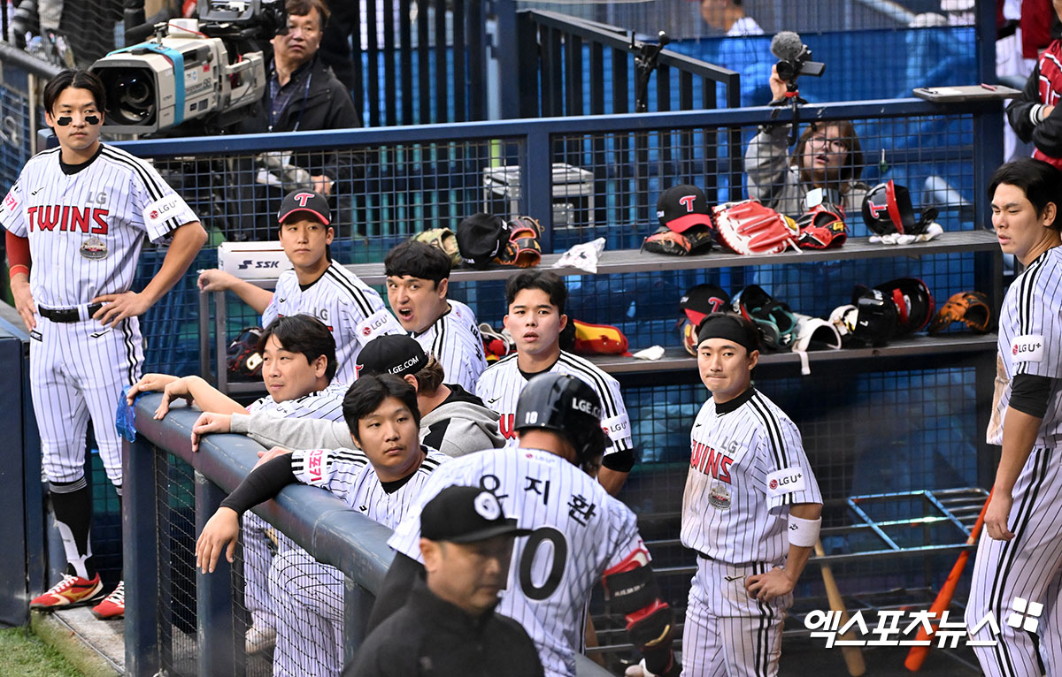 LG는 19일 잠실구장에서 열린 '2024 신한 SOL Bank KBO 포스트시즌' 삼성과 플레이오프(5전 3승제) 4차전에서 0-1로 패했다. 이날 패배로 팀은 시리즈 전적 1승 3패가 돼 플레이오프 탈락을 확정했다. 잠실, 김한준 기자