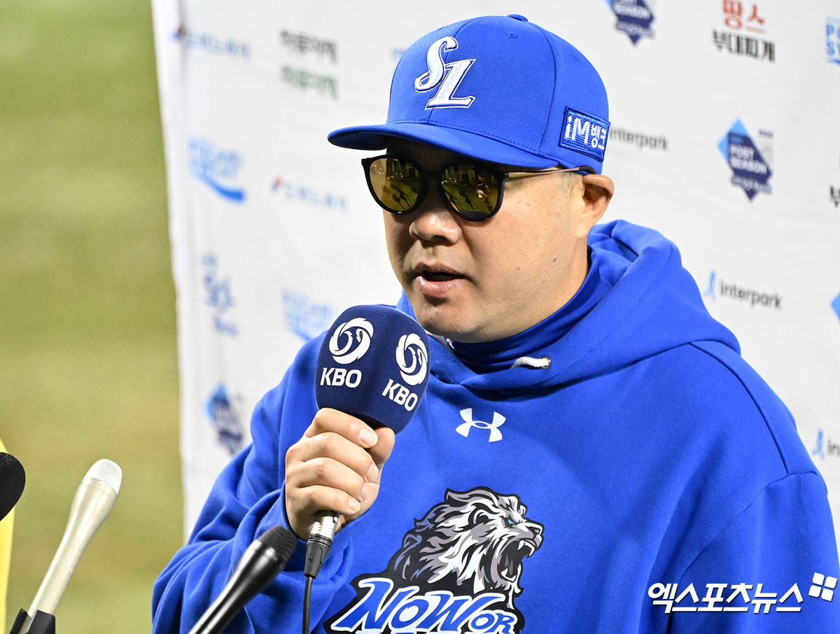 박진만 삼성 감독은 19일 잠실구장에서 열린 '2024 신한 SOL Bank KBO 포스트시즌' LG와 플레이오프(5전 3승제) 4차전에서 1-0 승리를 지휘했다. 사령탑은 경기 후 한국시리즈 진출에 힘써준 선수단에 고마운 마음을 전했다. 잠실, 김한준 기자