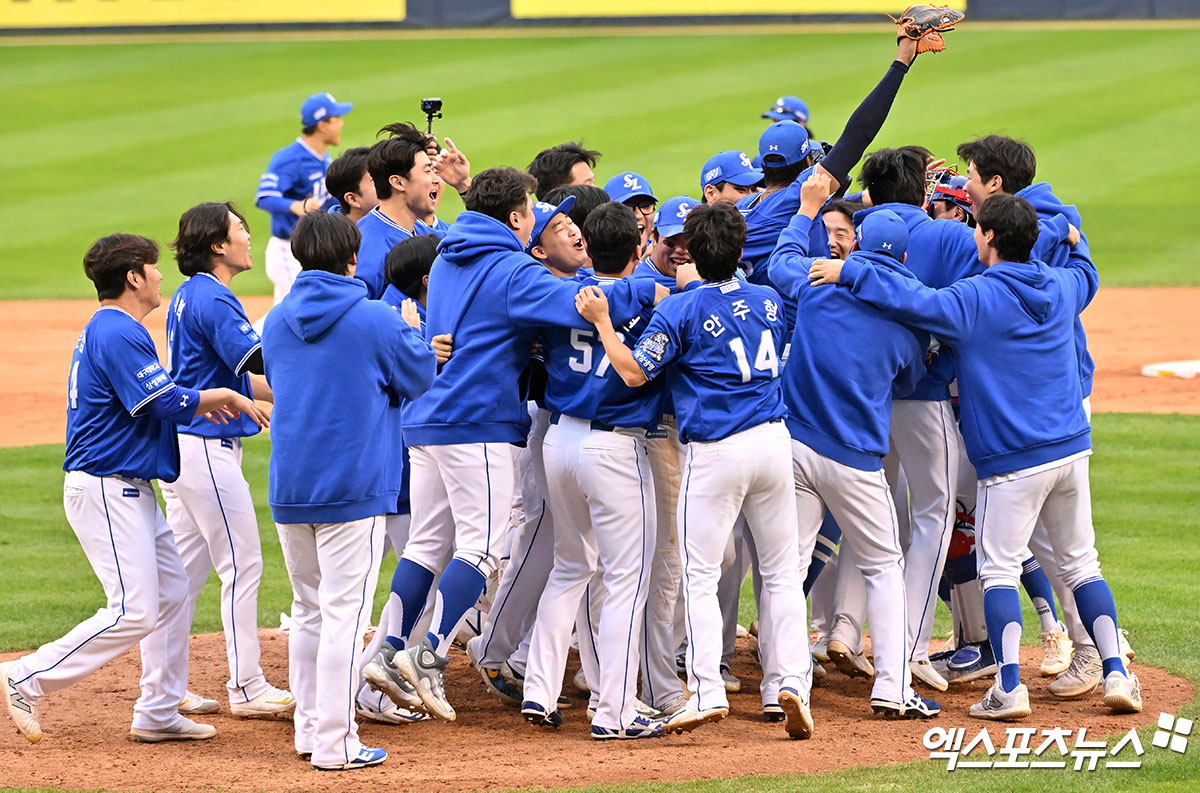 삼성은 19일 잠실구장에서 열린 '2024 신한 SOL Bank KBO 포스트시즌' LG와 플레이오프(5전 3승제) 4차전에서 1-0으로 승리했다. 이날 승리로 팀은 2015시즌 후 9년 만에 한국시리즈 진출을 확정했다. 잠실, 김한준 기자