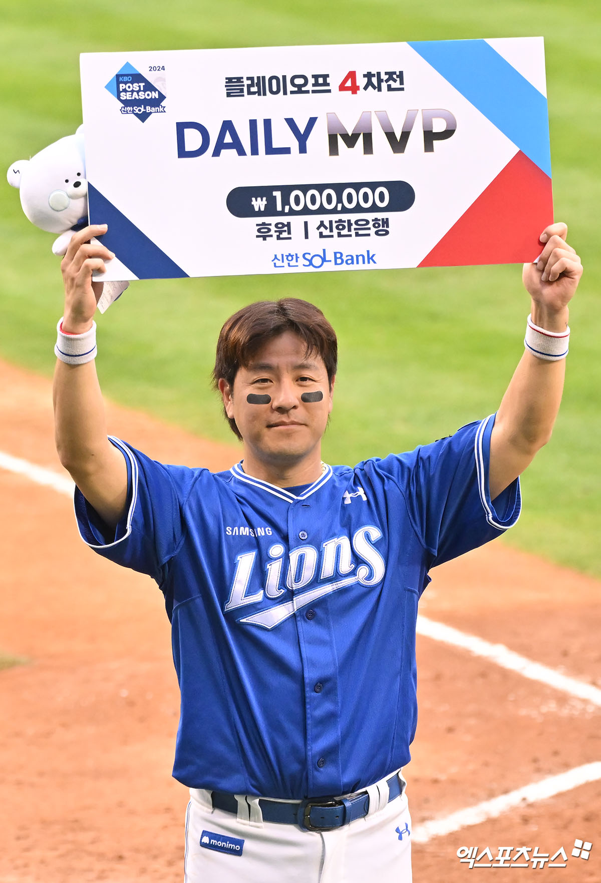 삼성 포수 강민호는 19일 잠실구장에서 열린 '2024 신한 SOL Bank KBO 포스트시즌' LG와 플레이오프(5전 3승제) 4차전에서 7번타자 포수로 선발 출전했다. 도루 저지 2개는 물론, 8회초 답답한 흐름을 깬 솔로포를 터트려 팀 승리에 힘을 보탰다. 잠실, 김한준 기자