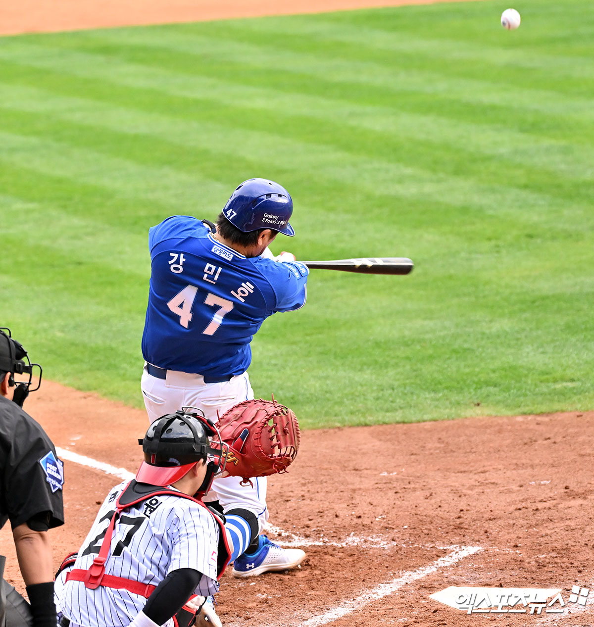 삼성 포수 강민호는 19일 잠실구장에서 열린 '2024 신한 SOL Bank KBO 포스트시즌' LG와 플레이오프(5전 3승제) 4차전에서 7번타자 포수로 선발 출전했다. 도루 저지 2개는 물론, 8회초 답답한 흐름을 깬 솔로포를 터트려 팀 승리에 힘을 보탰다. 잠실, 김한준 기자