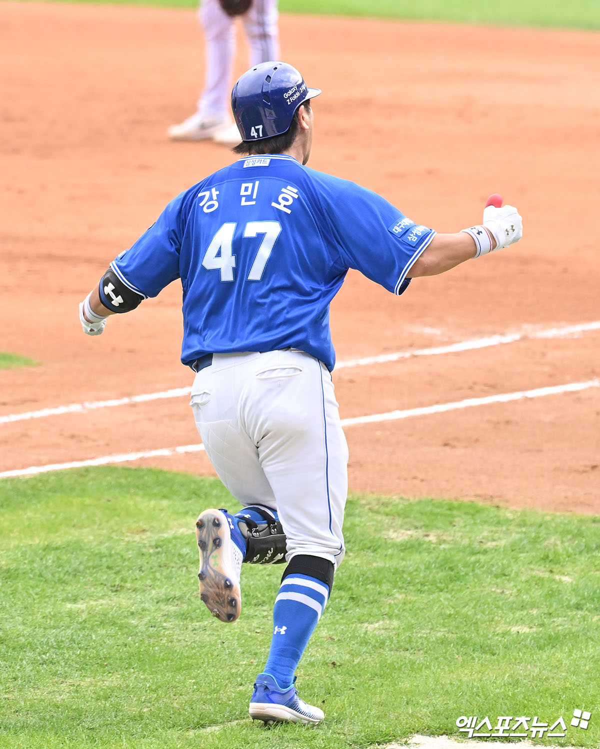 삼성 포수 강민호는 19일 잠실구장에서 열린 '2024 신한 SOL Bank KBO 포스트시즌' LG와 플레이오프(5전 3승제) 4차전에서 7번타자 포수로 선발 출전했다. 도루 저지 2개는 물론, 8회초 답답한 흐름을 깬 솔로포를 터트려 팀 승리에 힘을 보탰다. 잠실, 김한준 기자