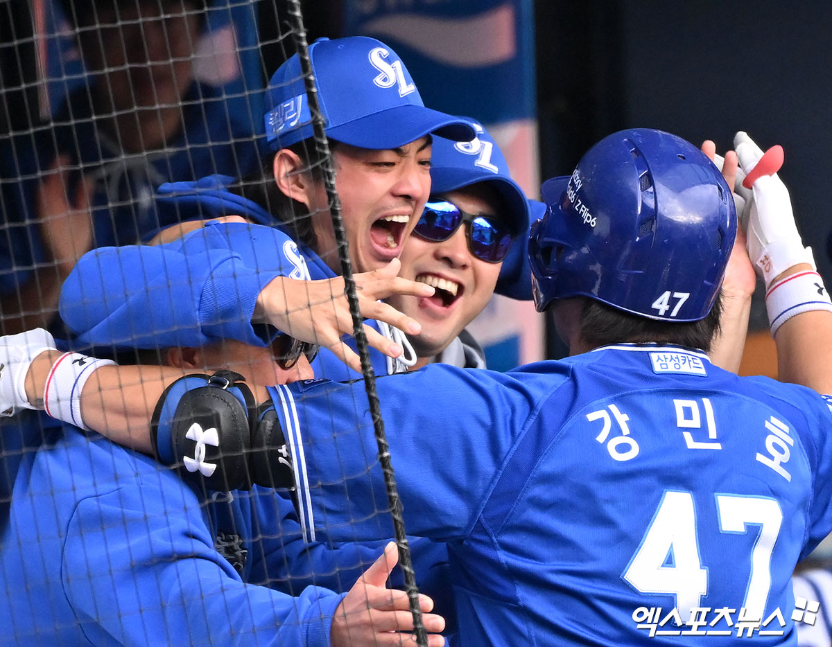 삼성 포수 강민호는 19일 잠실구장에서 열린 '2024 신한 SOL Bank KBO 포스트시즌' LG와 플레이오프(5전 3승제) 4차전에서 7번타자 포수로 선발 출전했다. 도루 저지 2개는 물론, 8회초 답답한 흐름을 깬 솔로포를 터트려 팀 승리에 힘을 보탰다. 잠실, 김한준 기자