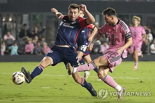 인터 마이애미가 20일(한국시간) 미국 플로리다주 포트 로더데일에 있는 체이스 스타디움에서 열린 뉴잉글랜드와의 2024시즌 미국 MLS 정규 시즌 최종전에서 메시의 해트트릭을 포함해 6골을 폭발시키며 6-2 대승을 거뒀다. 이날 승리로 마이애미는 승점 74으로 MLS 역사상 단일 시즌 최다 승점 신기록을 수립했다. 더불어 마이애미는 2025년 FIFA 클럽 월드컵 본선 진출을 확정했다. 연합뉴스