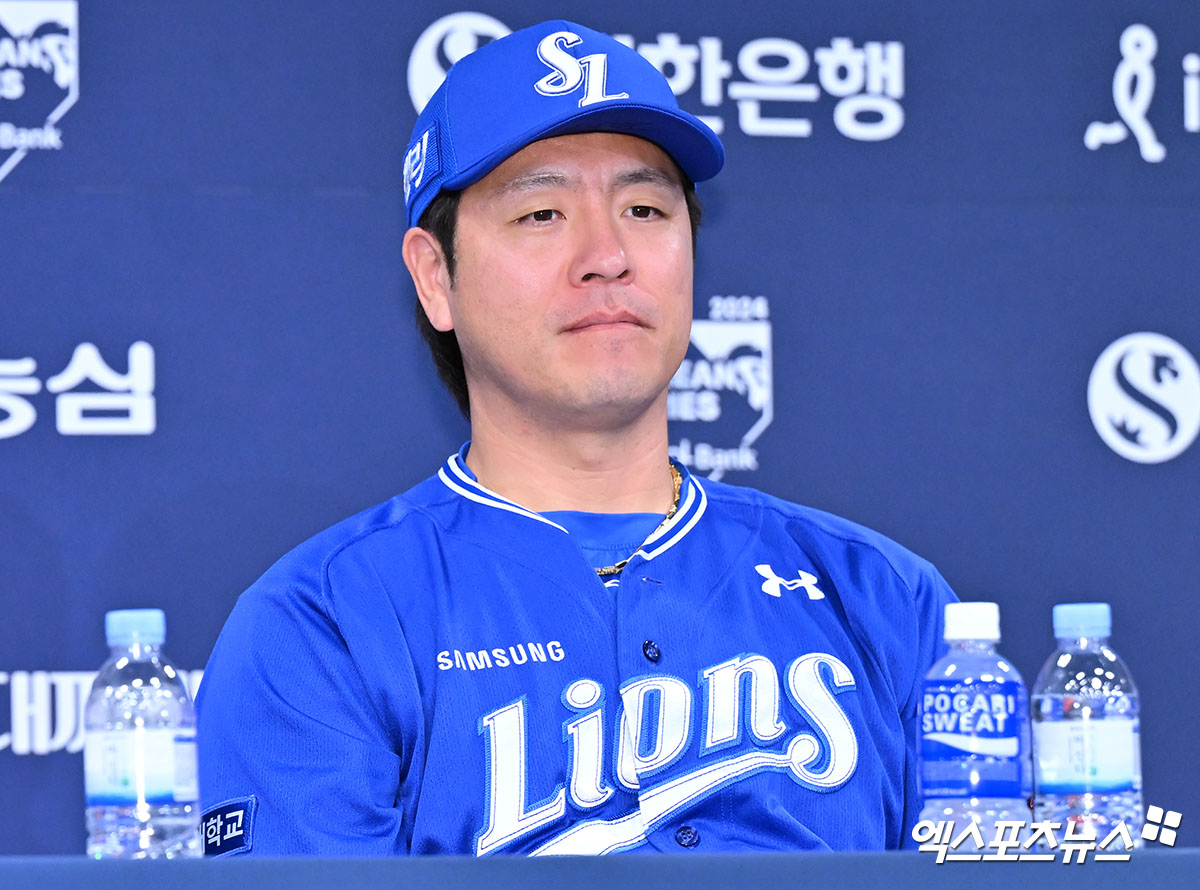 20일 오후 광주 라마다플라자 바이 윈덤 충장 호텔 라벤더홀에서 열린 '2024 신한 SOL Bank KBO 한국시리즈' 미디어데이, 삼성 강민호가 미디어데이 질문 답변을 준비하고 있다. 광주, 김한준 기자